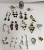 A collection of jewellery to include a 9