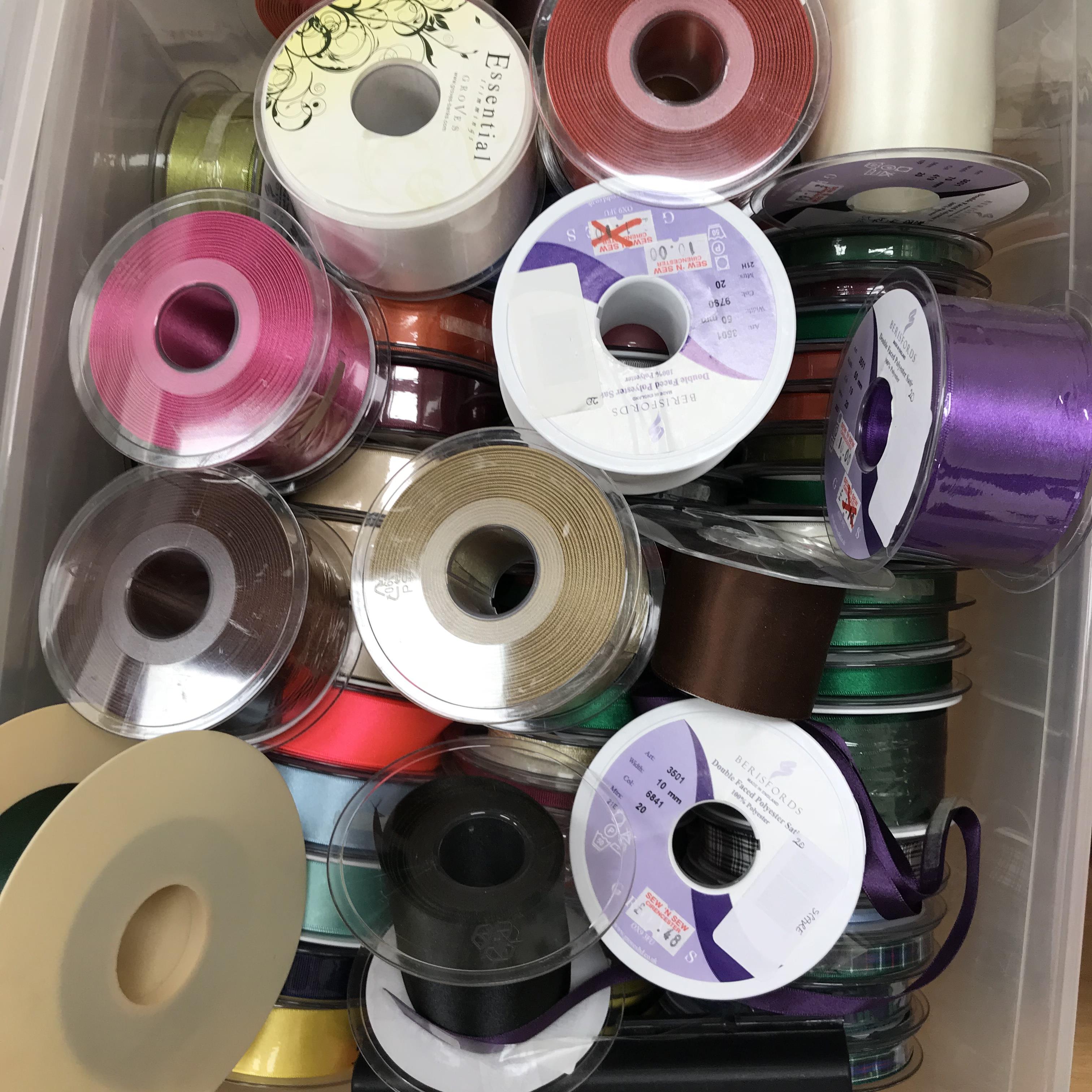 Two boxes of unused and part used reels of mainly satin ribbons of varying colours and widths - Bild 2 aus 5