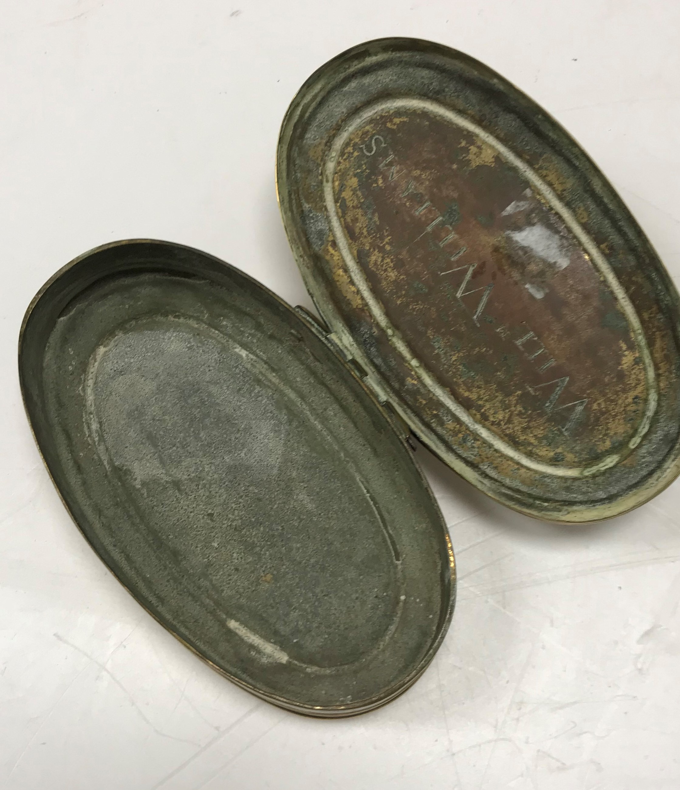 An 18th Century Dutch oval brass tobacco box, - Bild 2 aus 2