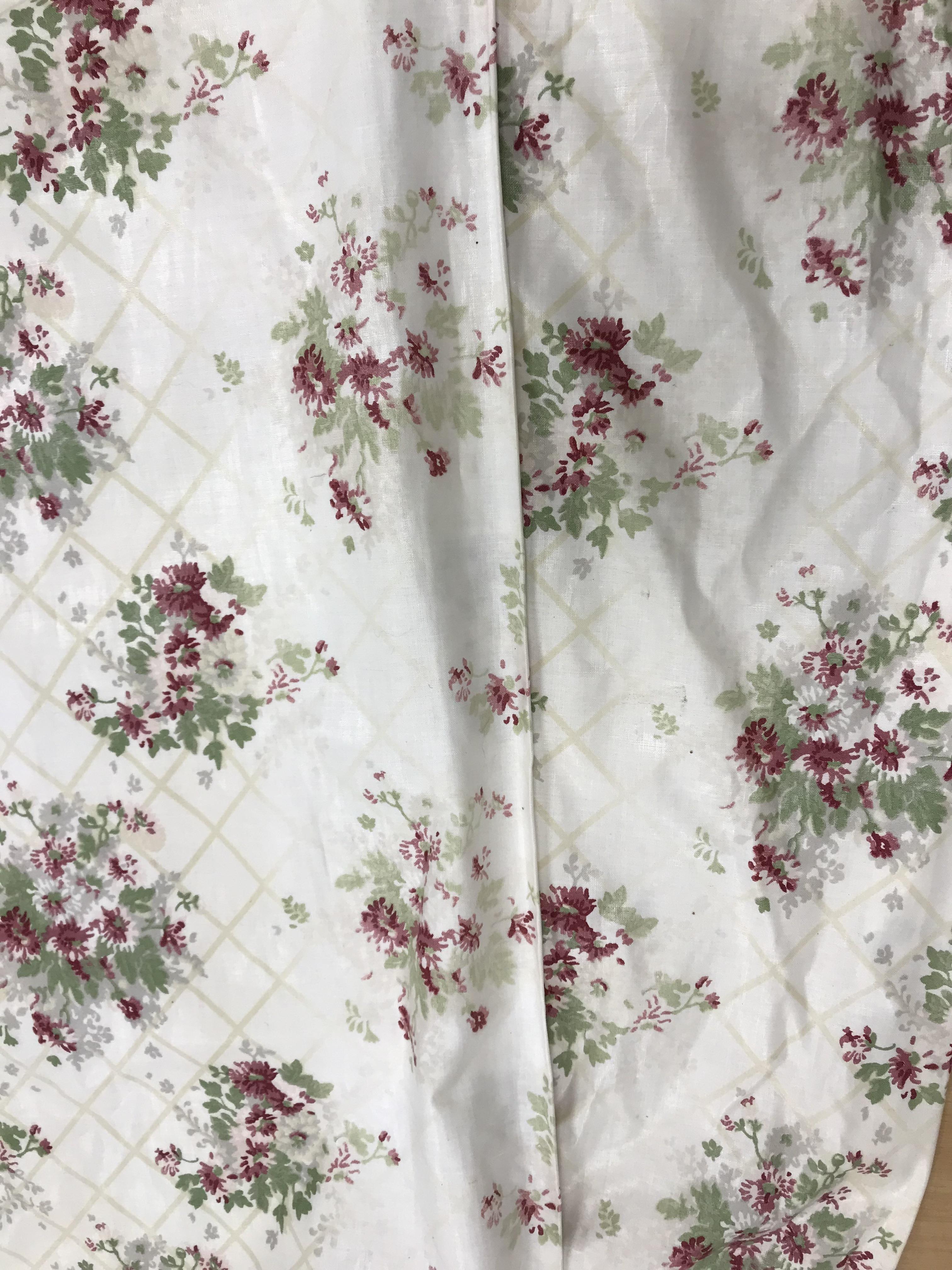 Two pairs of cotton satin curtains with green and pink floral design on a brown ground, lined, - Bild 28 aus 33