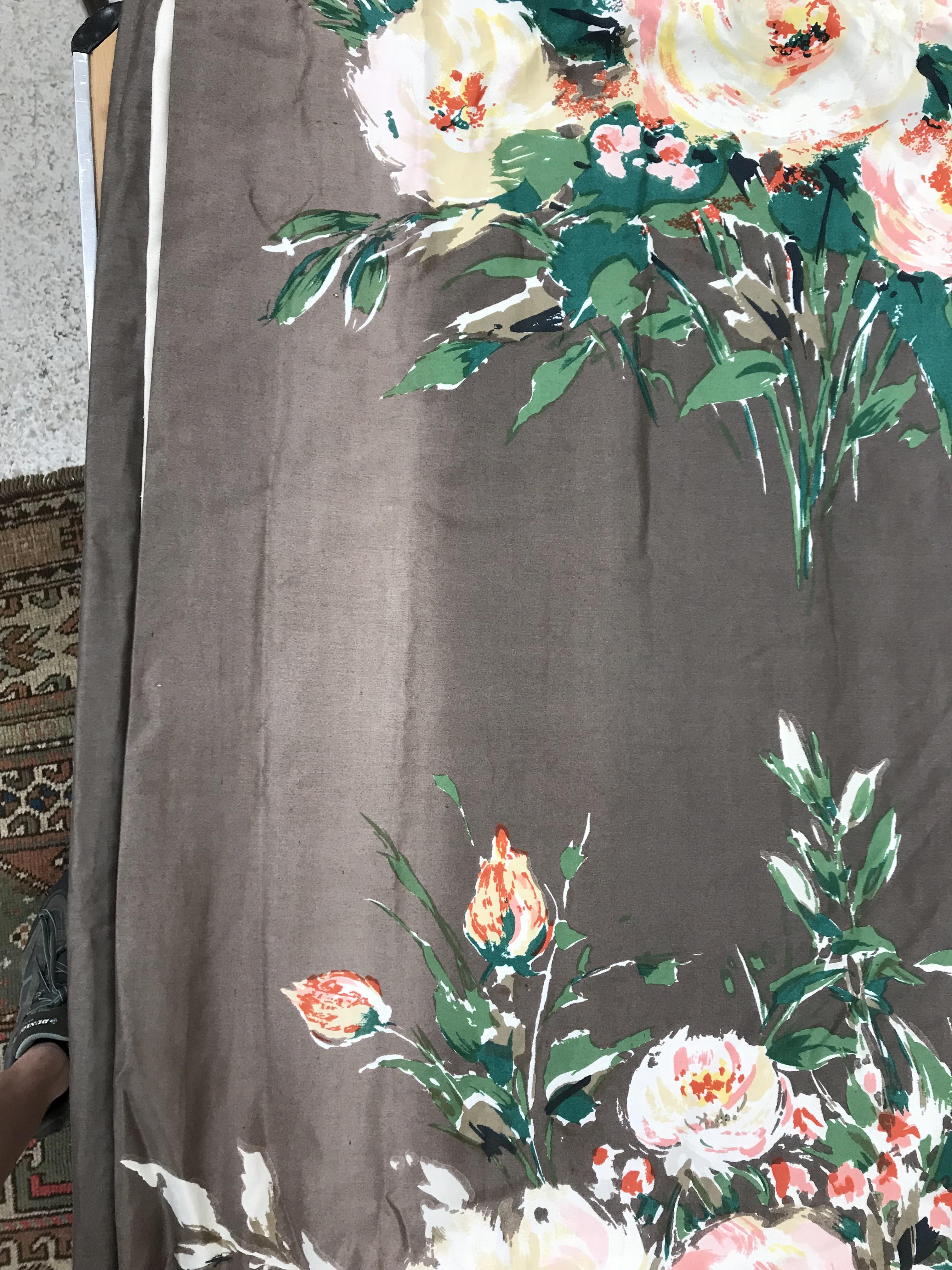 Two pairs of cotton satin curtains with green and pink floral design on a brown ground, lined, - Bild 9 aus 33