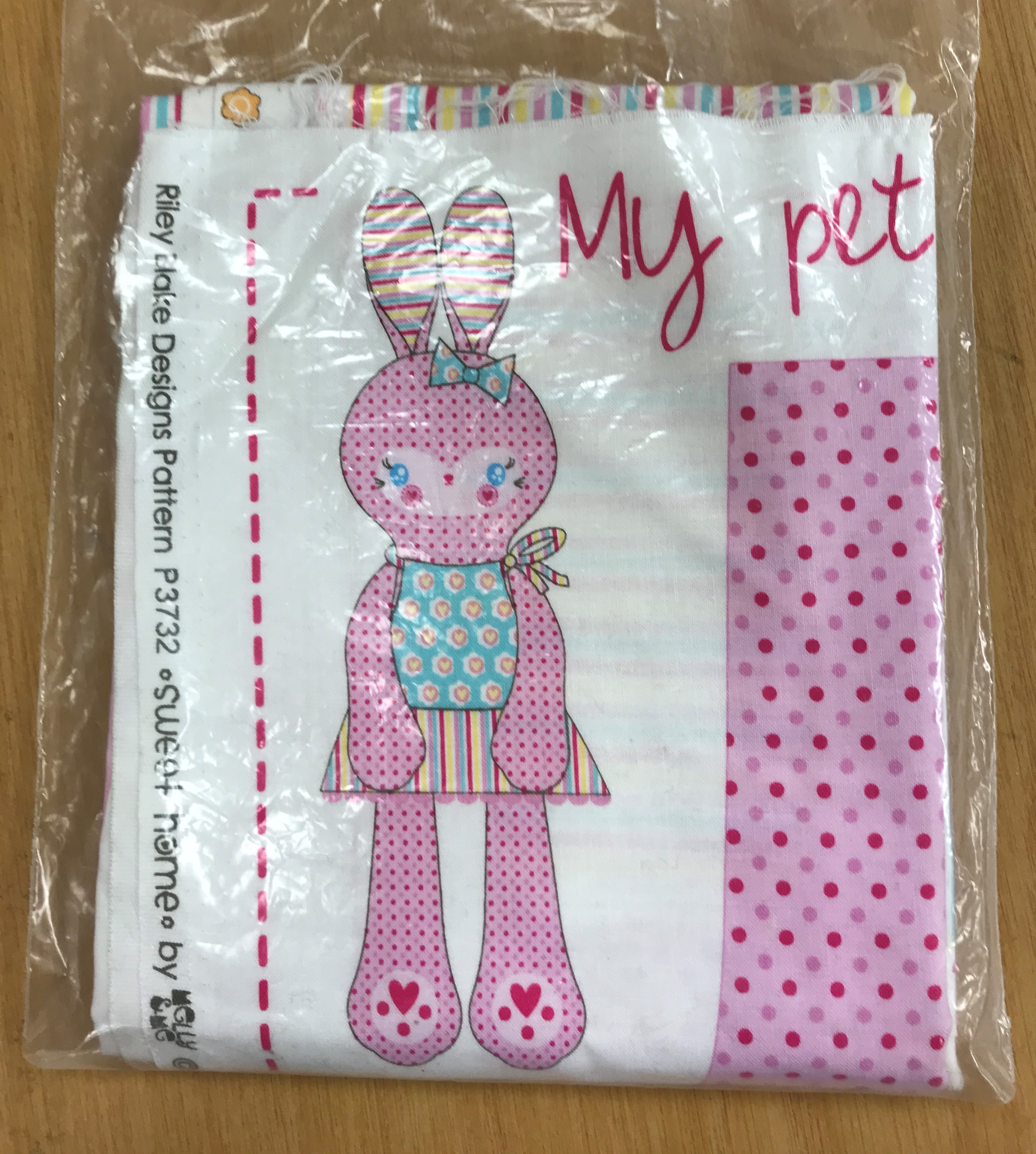 A box containing various sewing panel kits to include: BaZoople padded book kit by Vicki Schreiner - Bild 9 aus 14