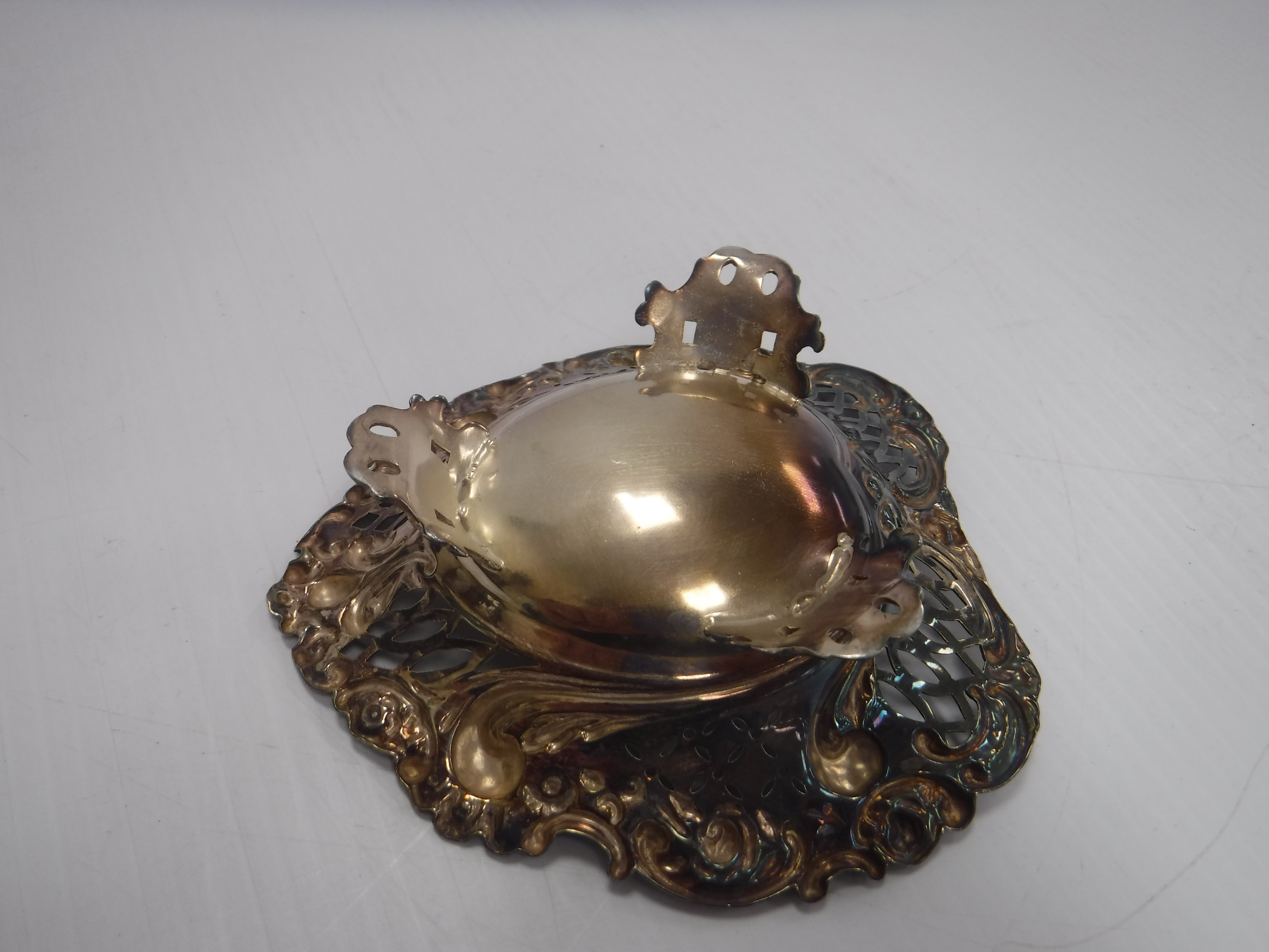 A Victorian silver bonbon dish of love heart form with pierced and embossed decoration, - Bild 4 aus 14