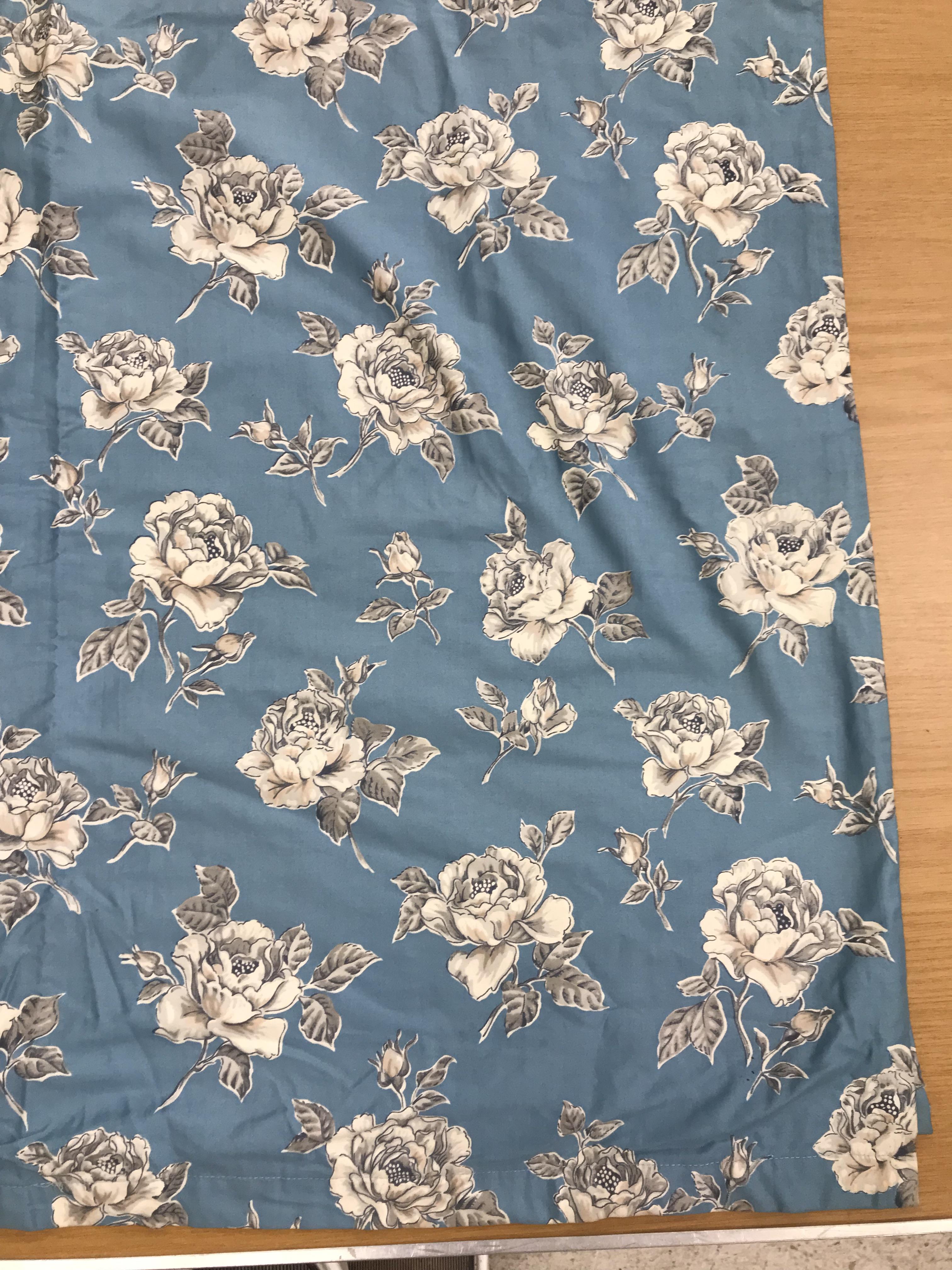 Two pairs of cotton satin curtains with green and pink floral design on a brown ground, lined, - Bild 12 aus 33