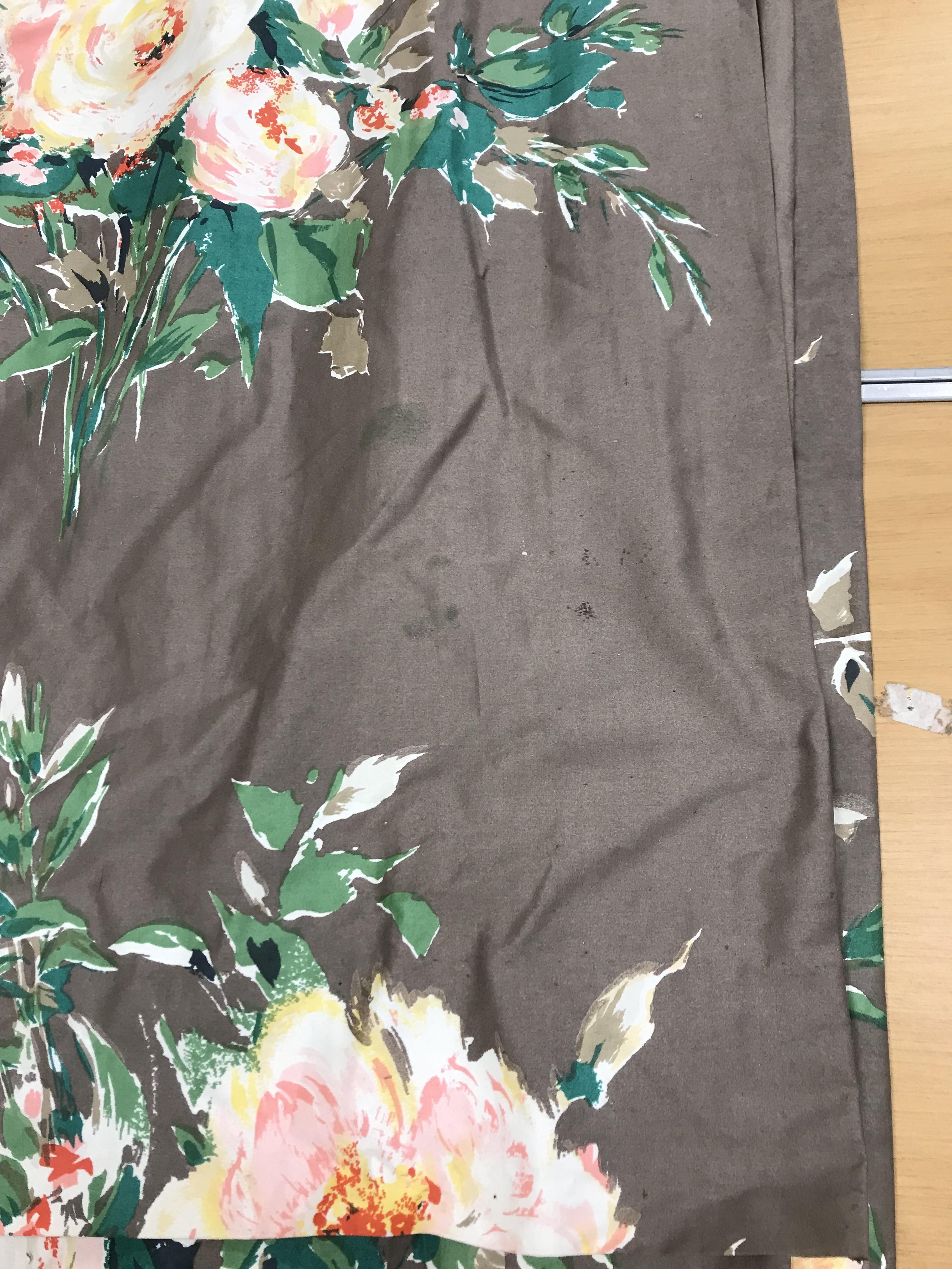 Two pairs of cotton satin curtains with green and pink floral design on a brown ground, lined, - Bild 2 aus 33