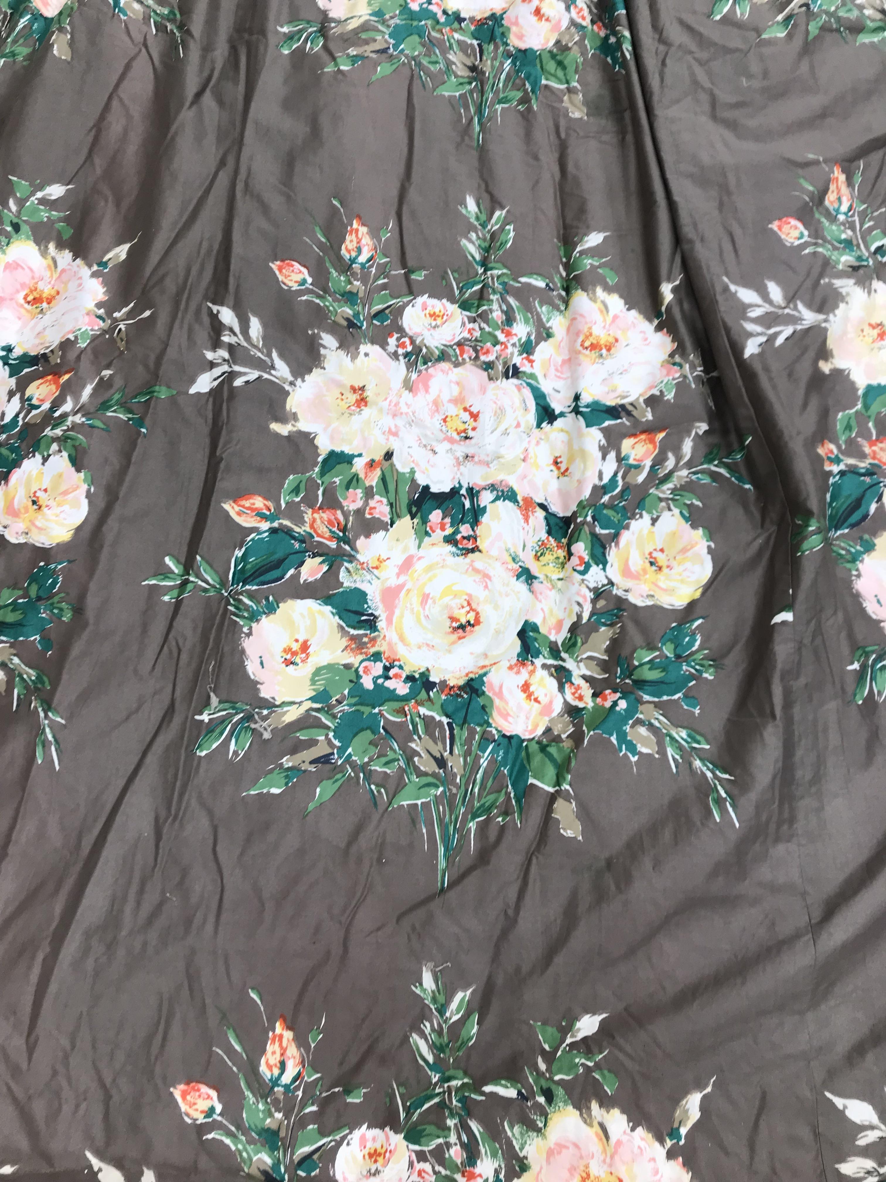 Two pairs of cotton satin curtains with green and pink floral design on a brown ground, lined, - Bild 5 aus 33