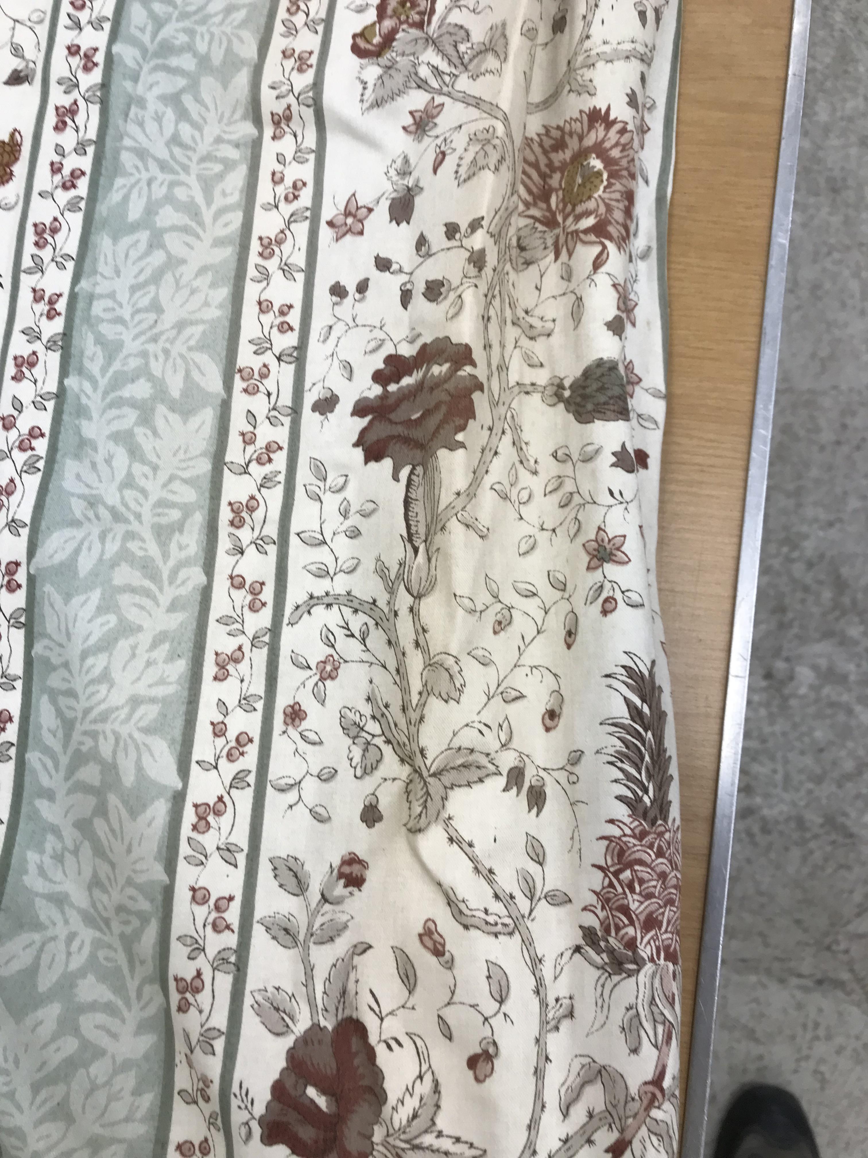 Two pairs of cotton satin curtains with green and pink floral design on a brown ground, lined, - Bild 19 aus 33