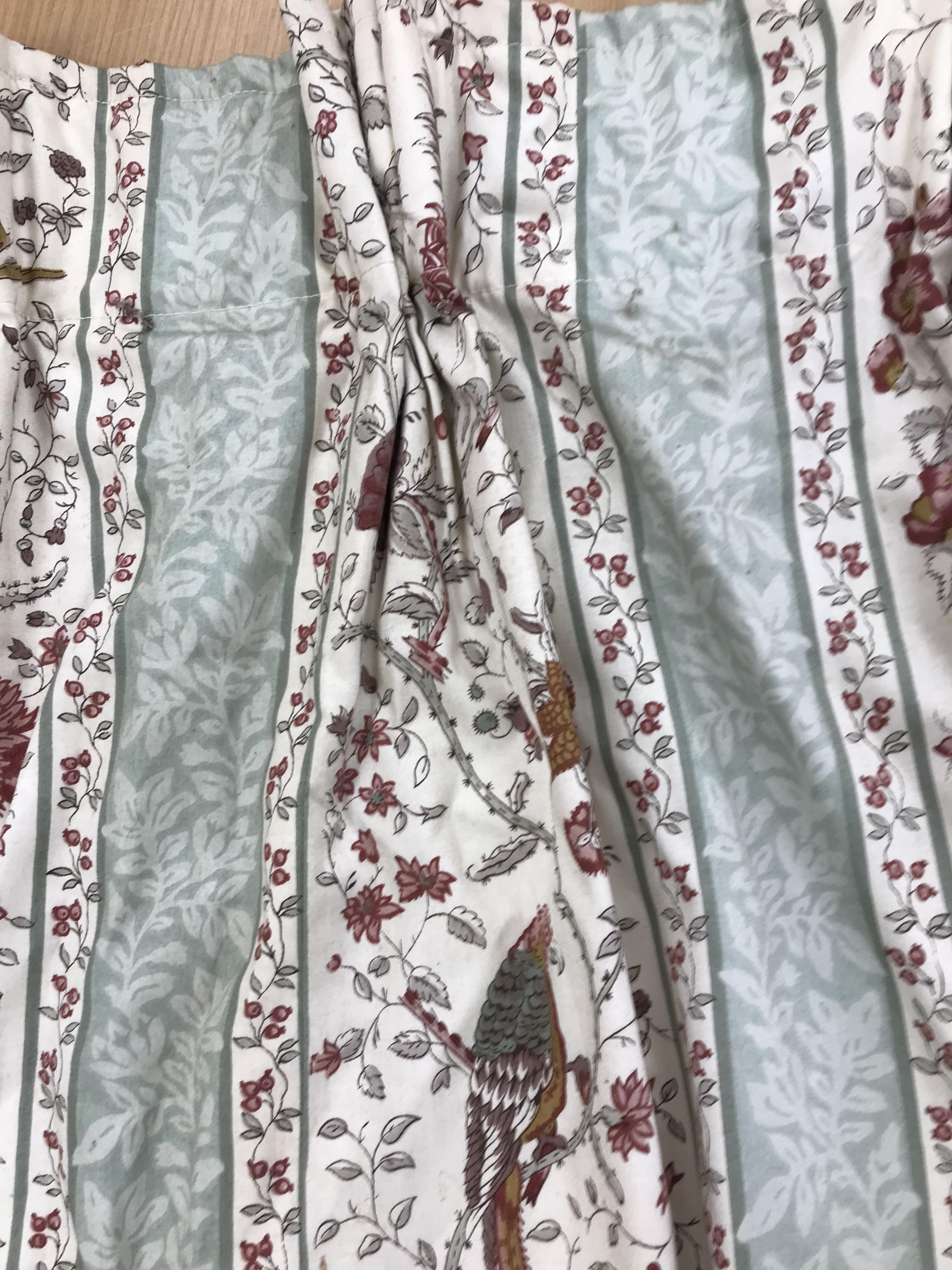 Two pairs of cotton satin curtains with green and pink floral design on a brown ground, lined, - Bild 20 aus 33