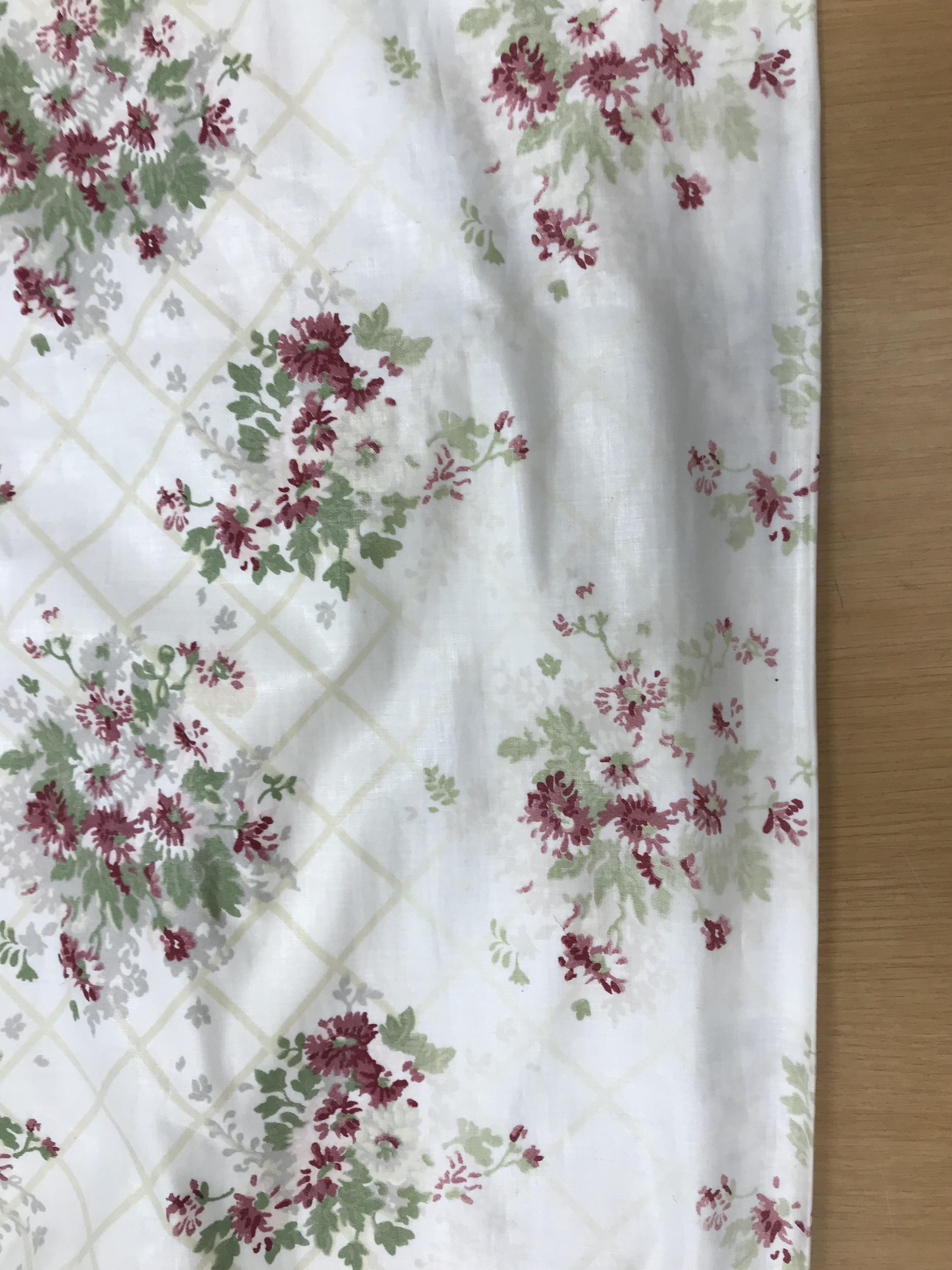 Two pairs of cotton satin curtains with green and pink floral design on a brown ground, lined, - Bild 27 aus 33