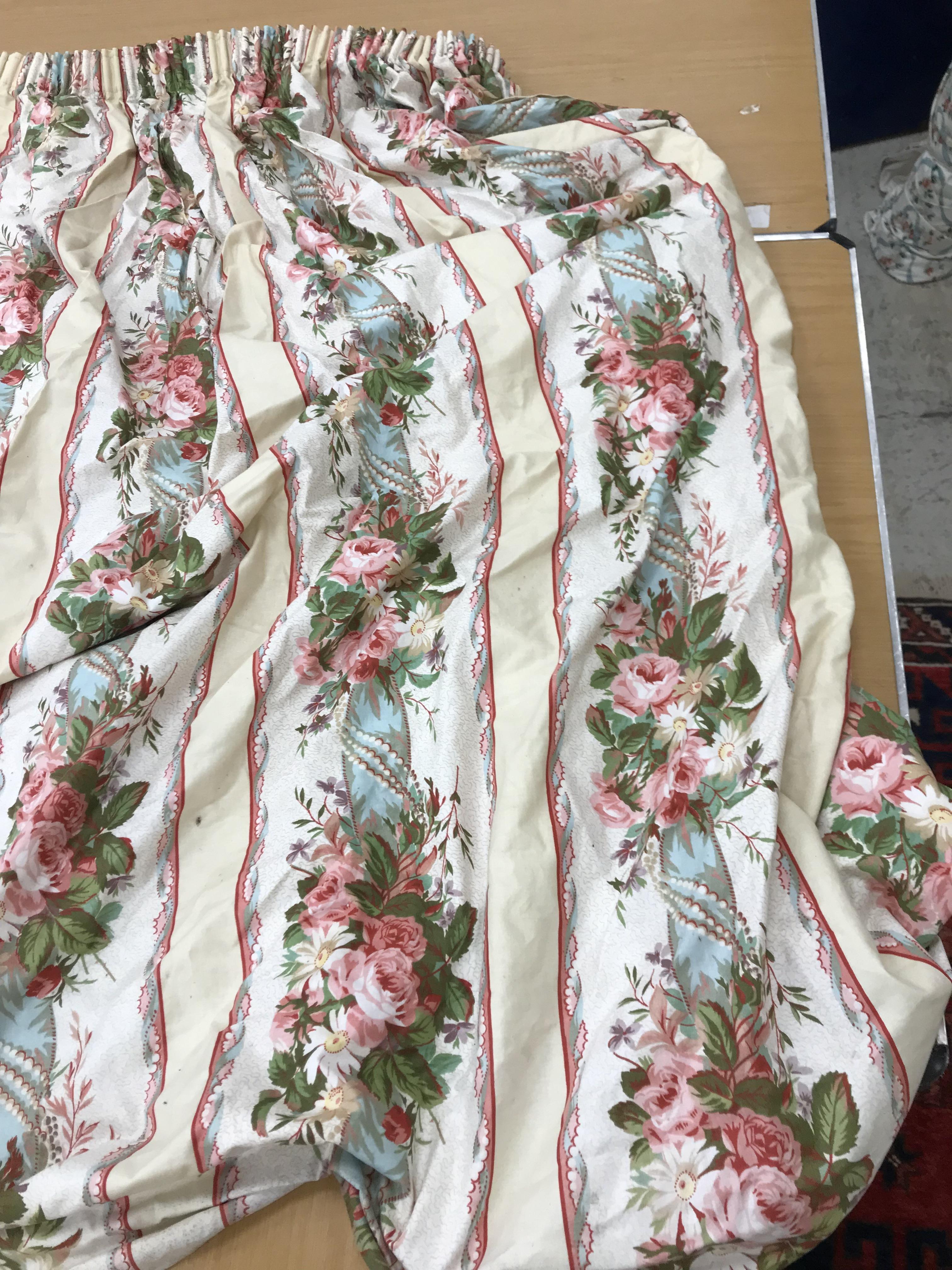 Two pairs of cotton satin curtains with green and pink floral design on a brown ground, lined, - Bild 33 aus 33