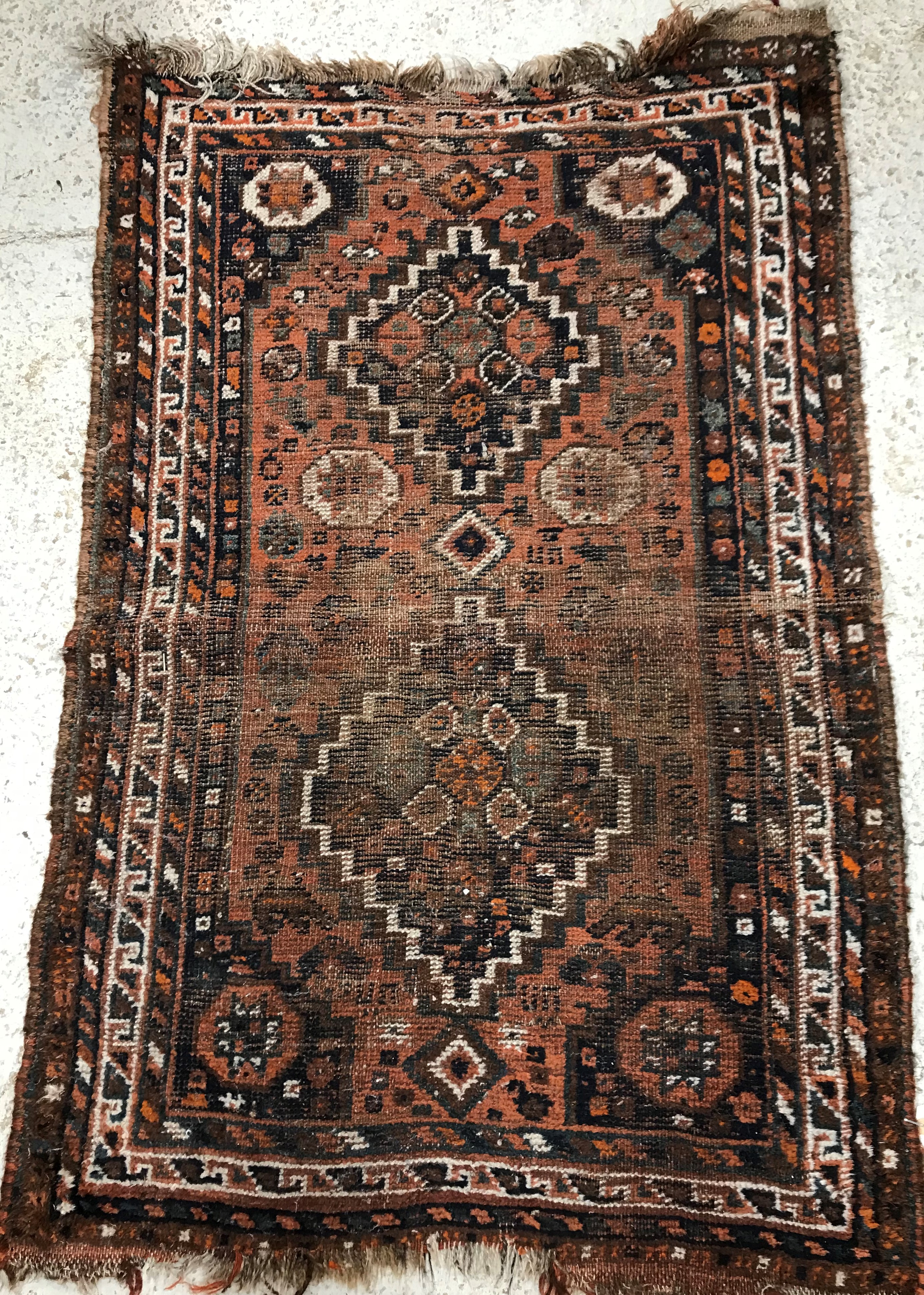 A collection of five rugs comprising a Persian floral decorated rug on purple ground, - Bild 4 aus 5