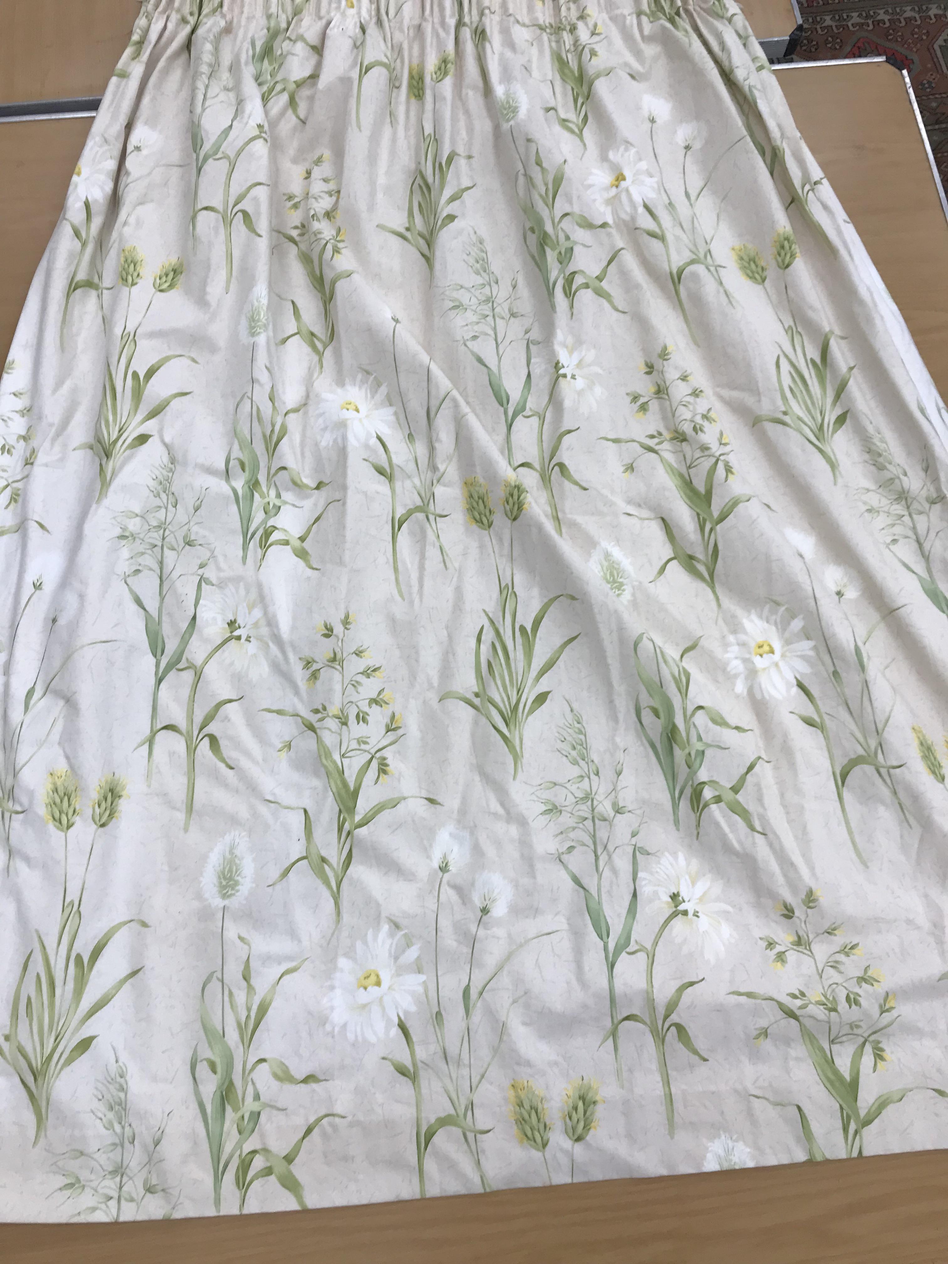 Two pairs of cotton satin curtains with green and pink floral design on a brown ground, lined, - Bild 22 aus 33