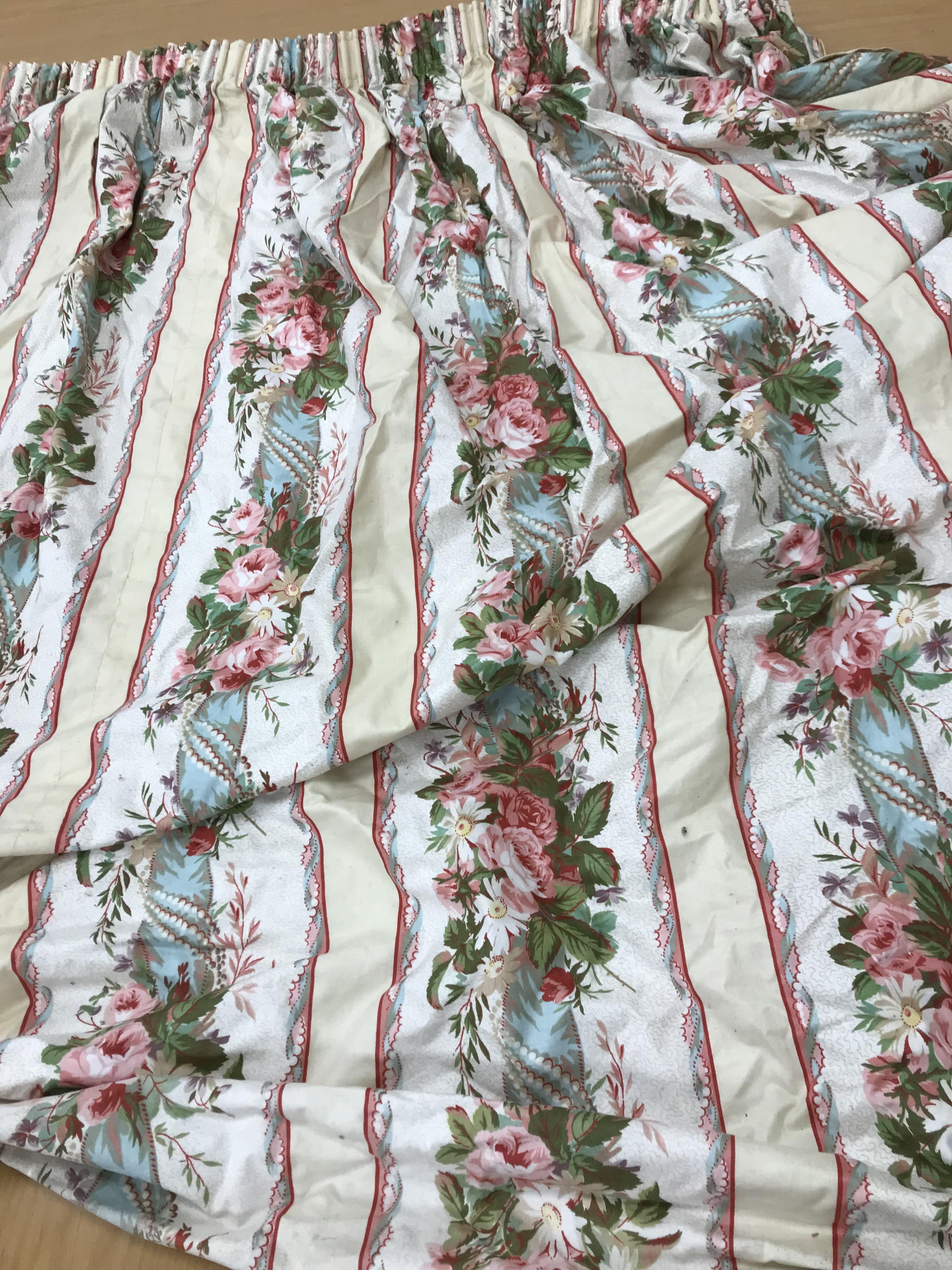 Two pairs of cotton satin curtains with green and pink floral design on a brown ground, lined, - Bild 32 aus 33