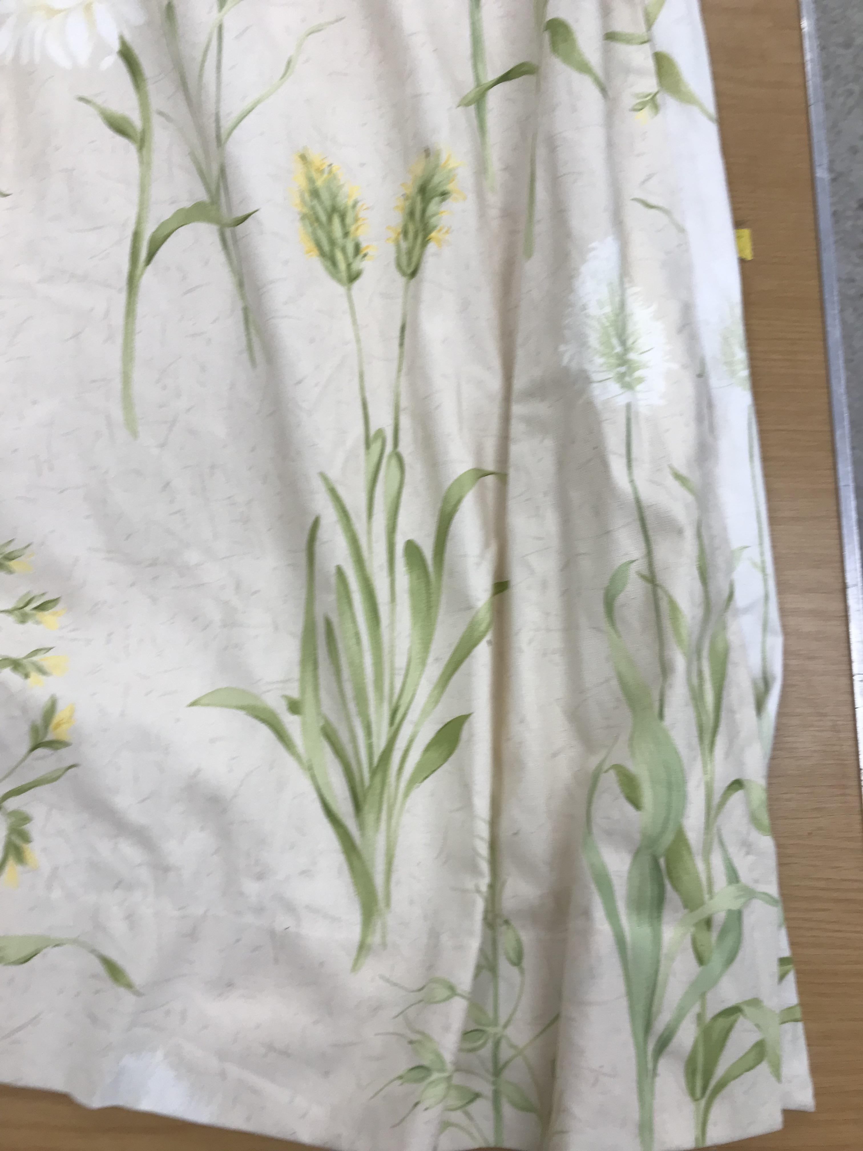 Two pairs of cotton satin curtains with green and pink floral design on a brown ground, lined, - Bild 23 aus 33