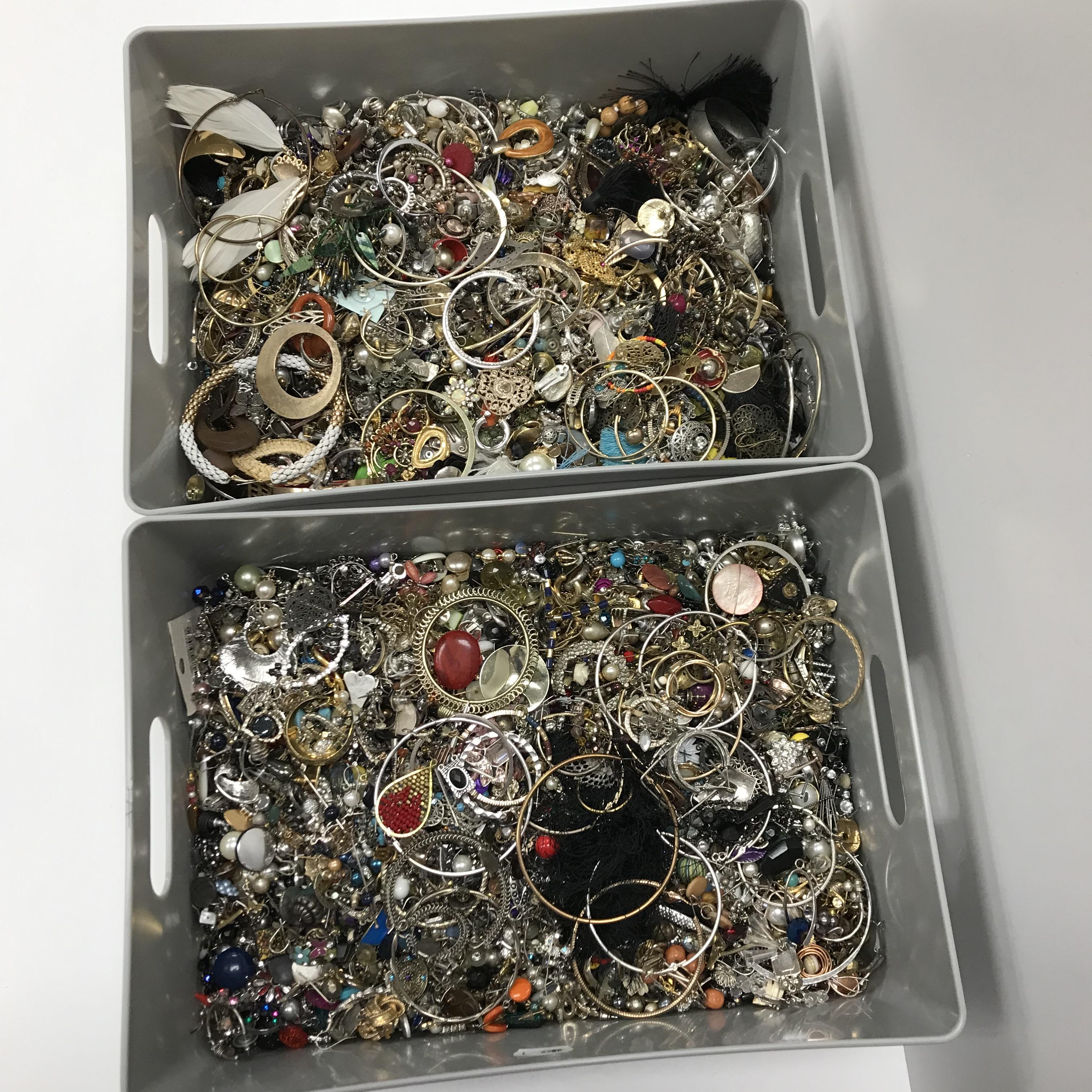 A very large quantity of assorted costume earrings - Image 2 of 2