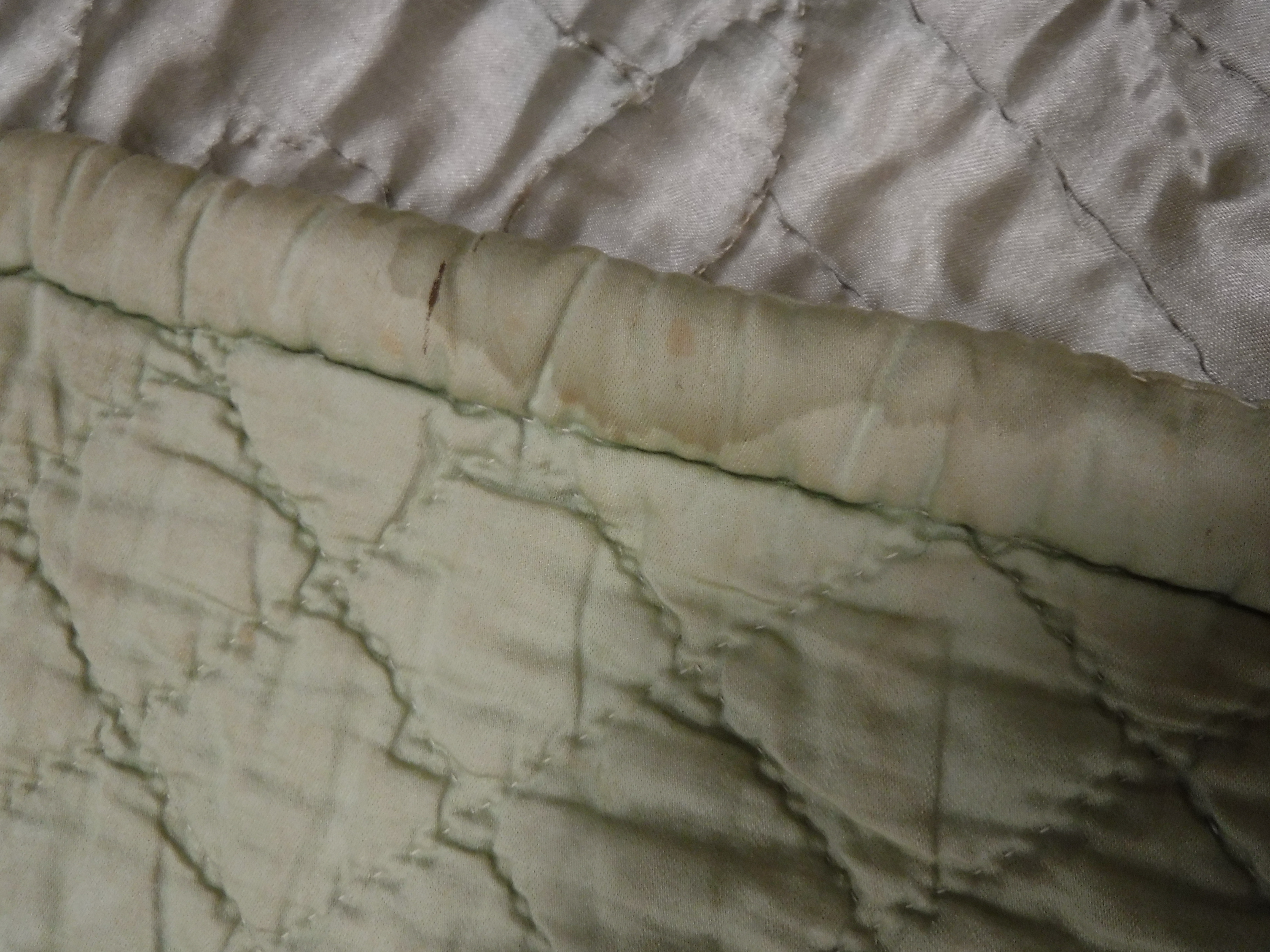 A circa 1950 sateen quilted bed cover with stylised sunburst and scrolling decoration approx. - Image 7 of 7