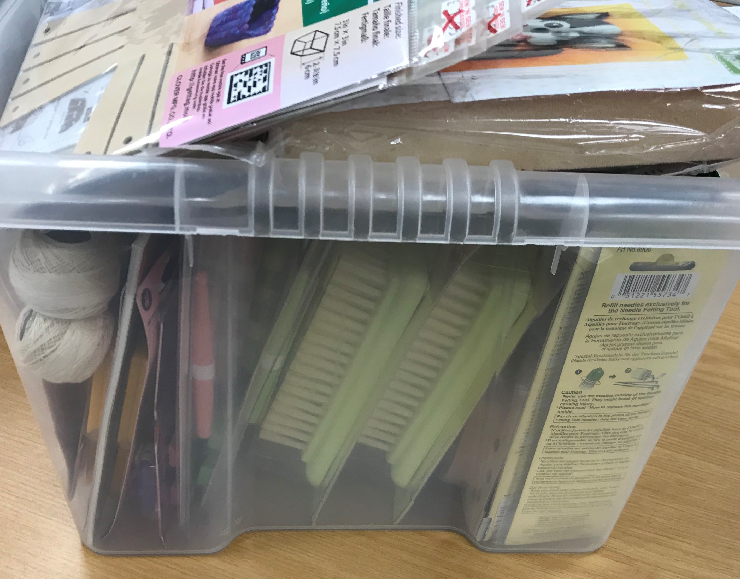 A box containing unused materials for various yarn work to include a quantity of crochet hooks (50 - Bild 3 aus 7