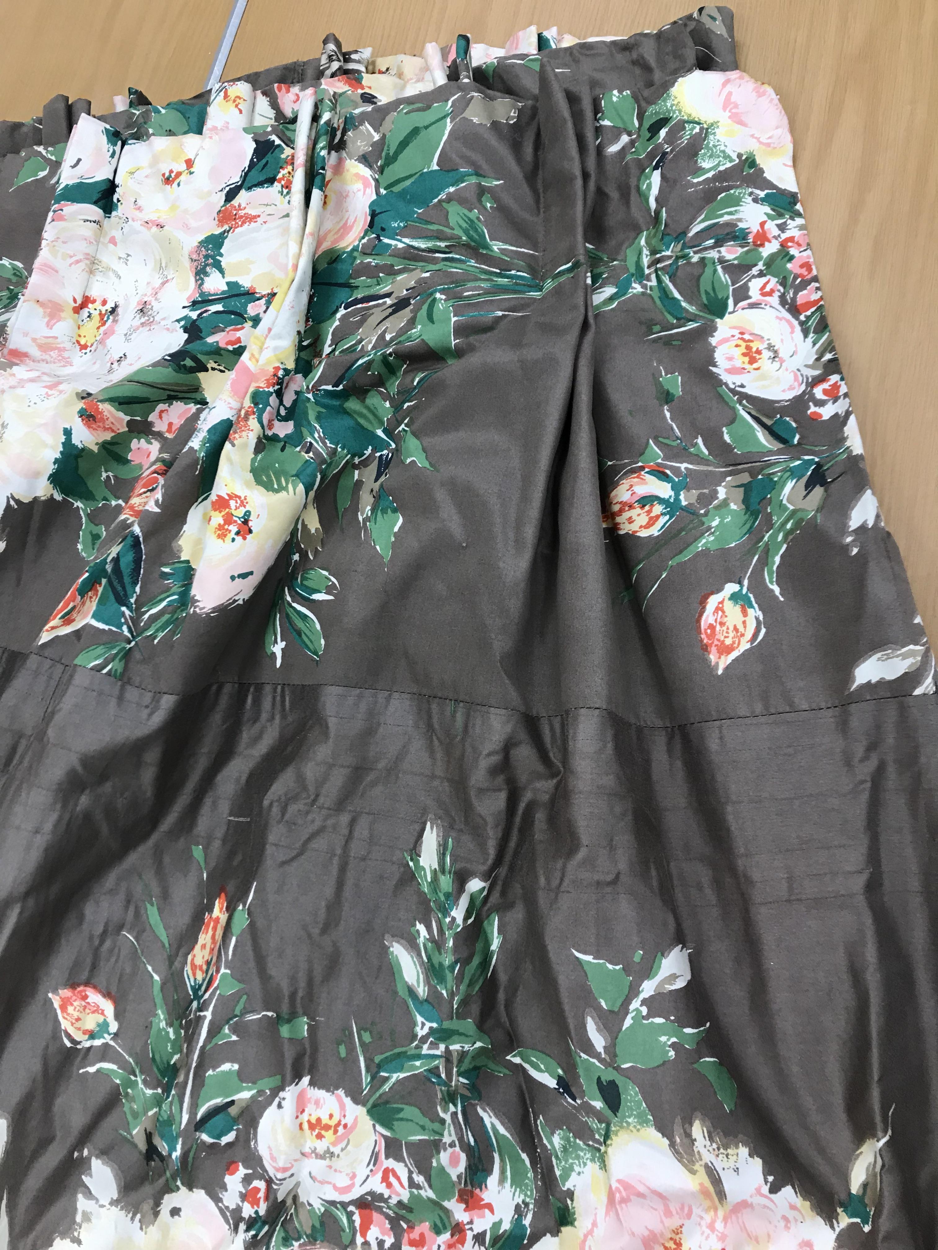 Two pairs of cotton satin curtains with green and pink floral design on a brown ground, lined, - Bild 6 aus 33