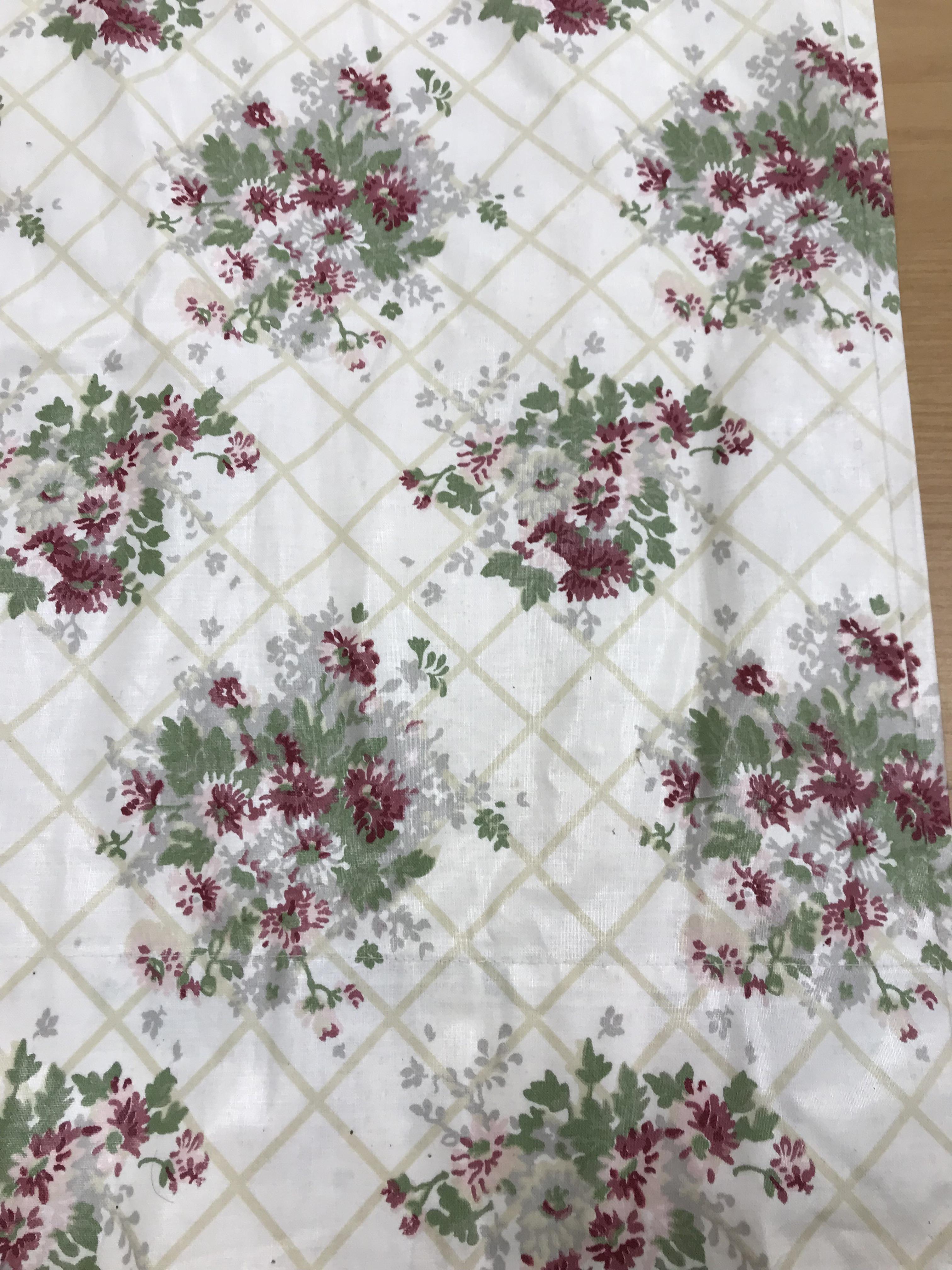 Two pairs of cotton satin curtains with green and pink floral design on a brown ground, lined, - Bild 26 aus 33