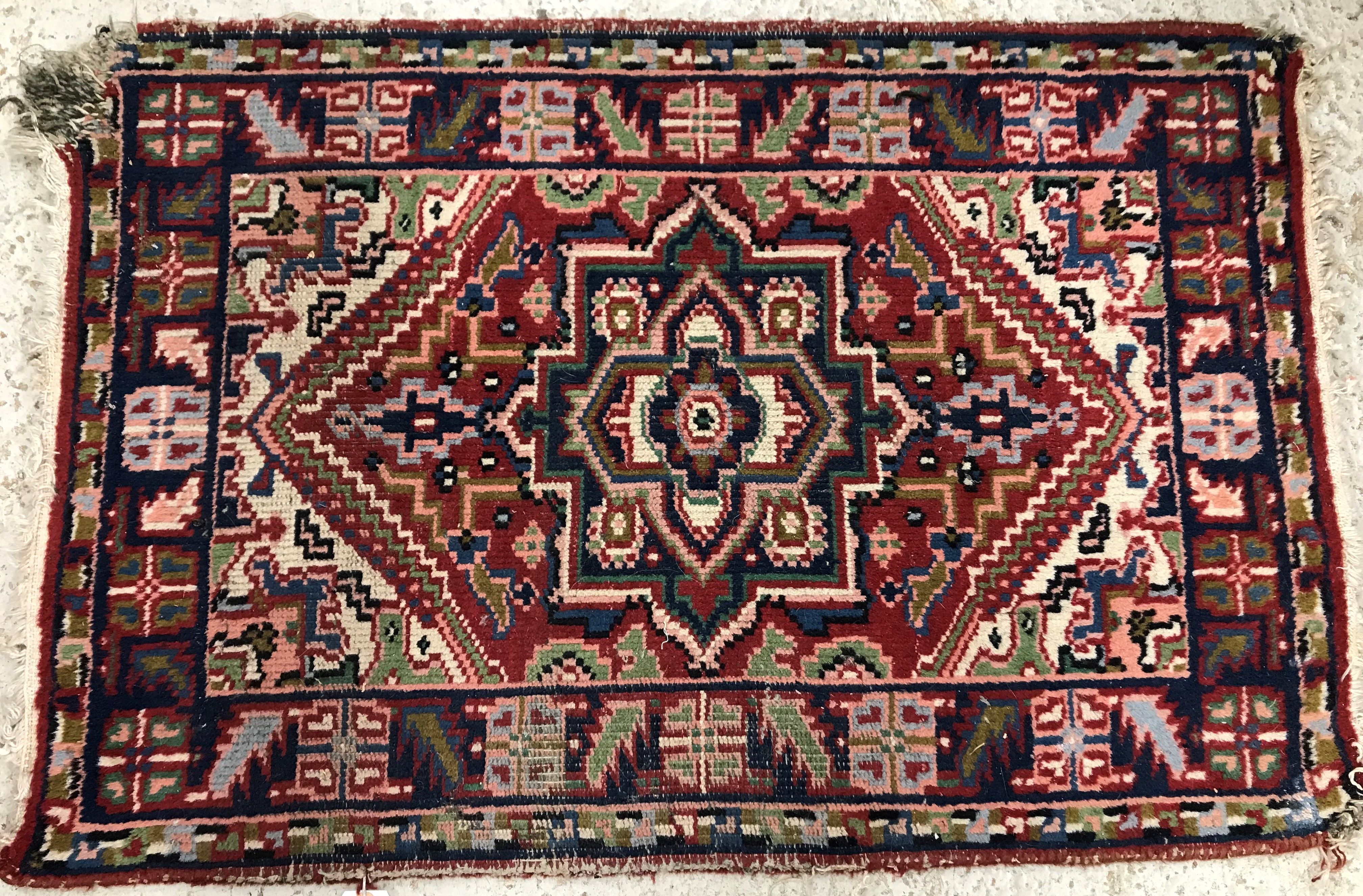 A collection of five rugs comprising a Persian floral decorated rug on purple ground, - Bild 3 aus 5