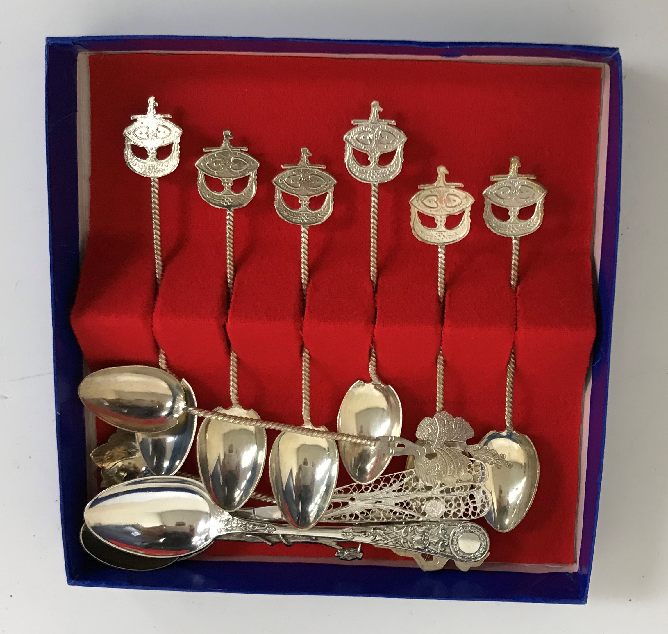 A collection of various silver spoons including salts, mustards, teaspoons and commemorative, - Bild 3 aus 3