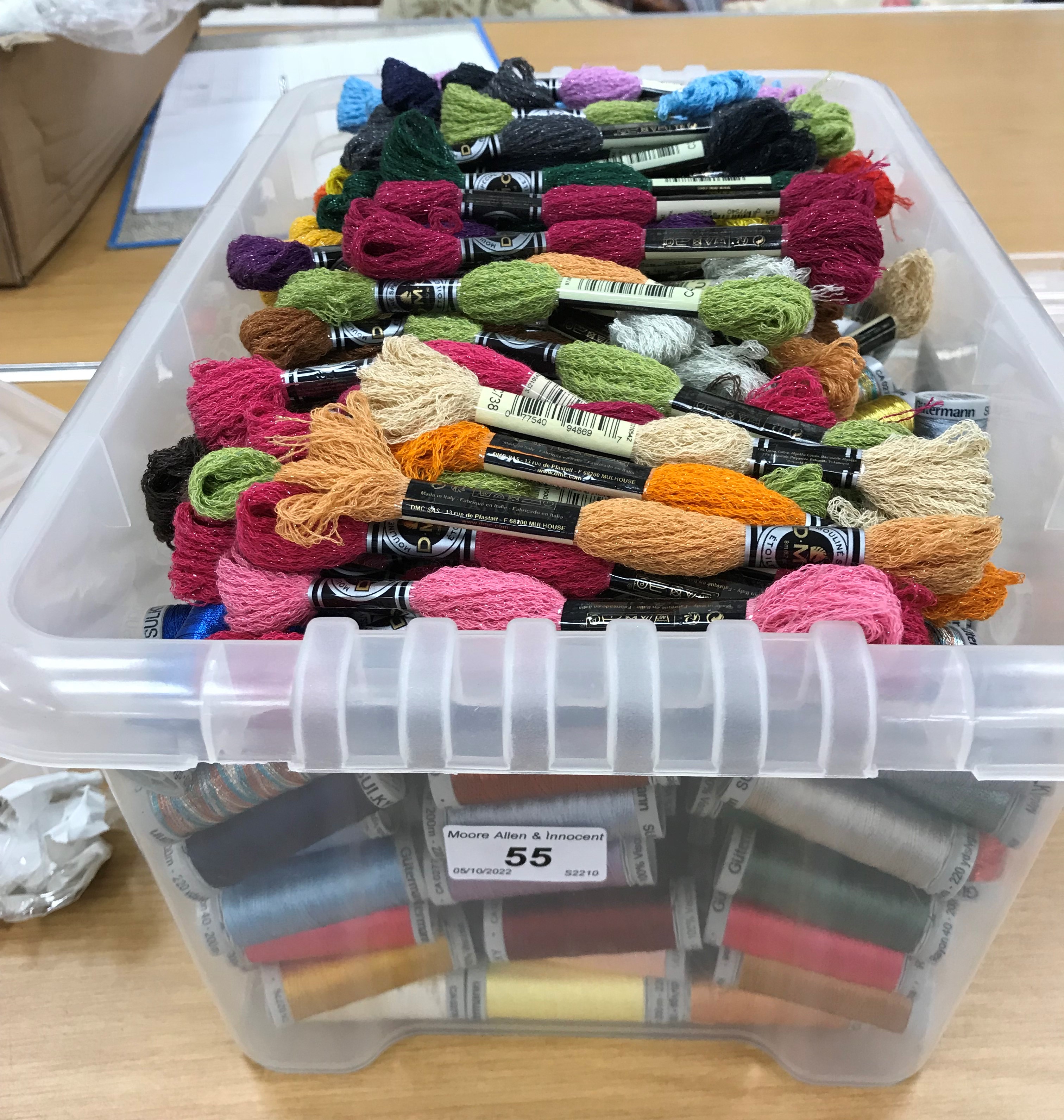 A box containing a large quantity of Gutermann machine embroidery thread both plain and metallic - Bild 3 aus 6