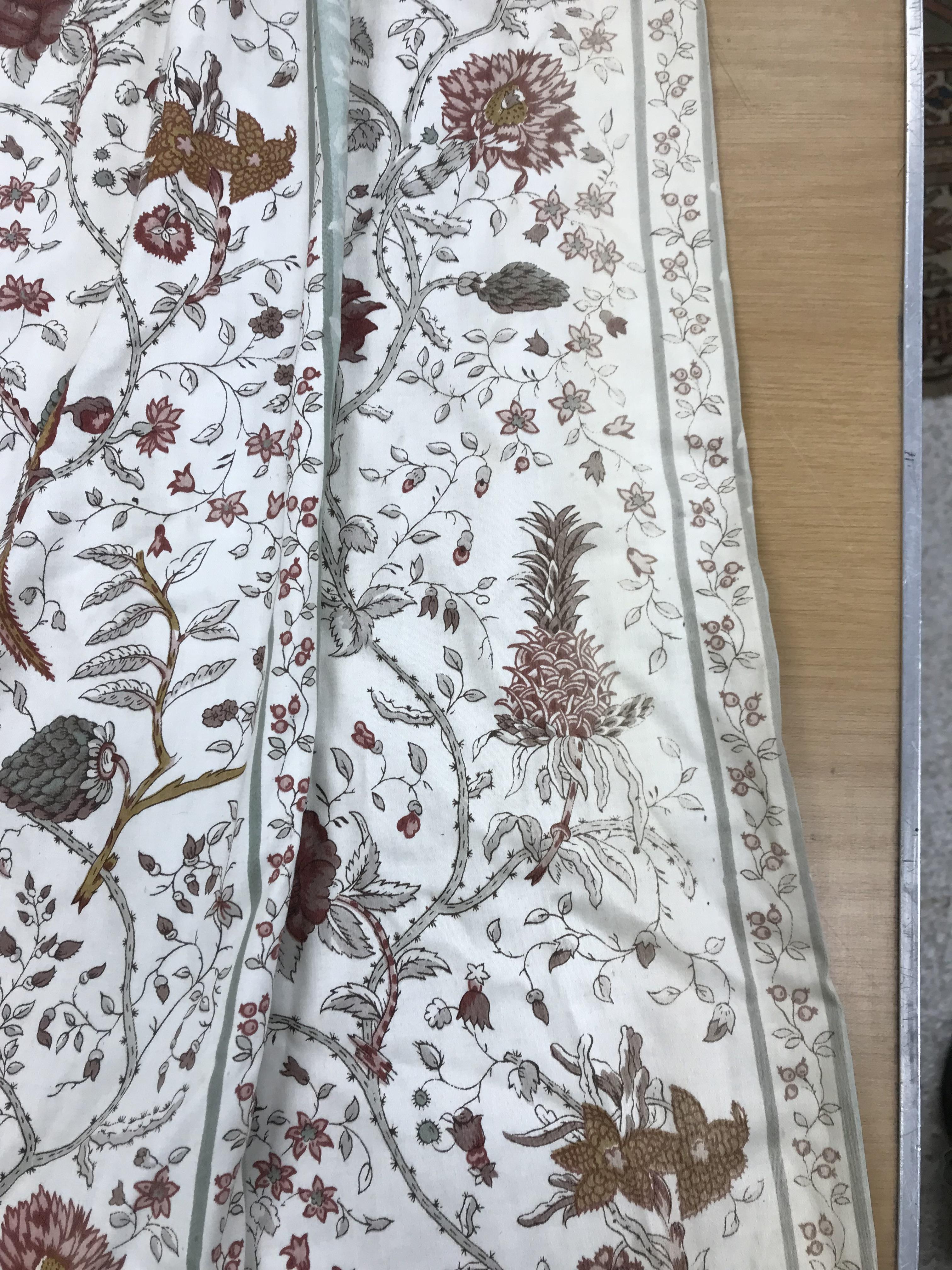 Two pairs of cotton satin curtains with green and pink floral design on a brown ground, lined, - Bild 21 aus 33