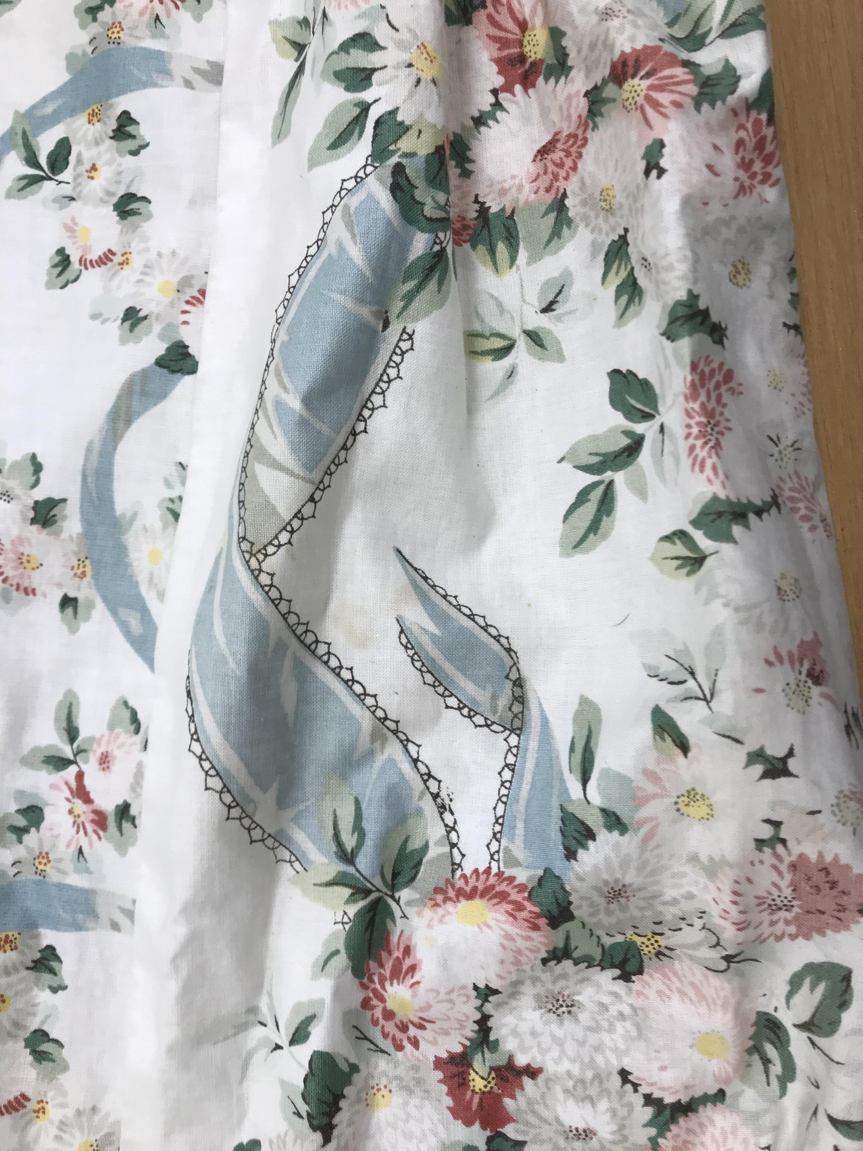 Two pairs of cotton satin curtains with green and pink floral design on a brown ground, lined, - Bild 31 aus 33