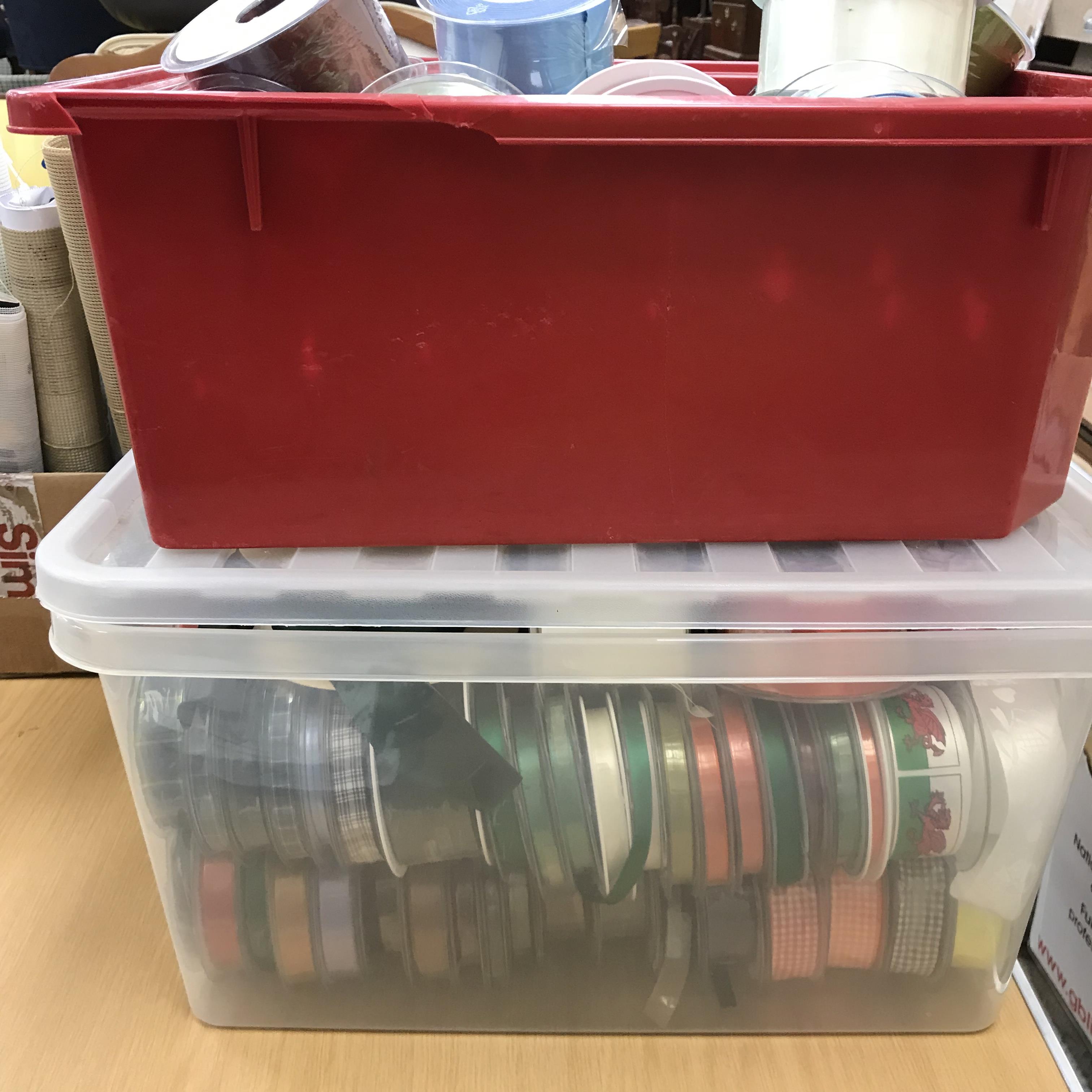 Two boxes of unused and part used reels of mainly satin ribbons of varying colours and widths - Bild 5 aus 5