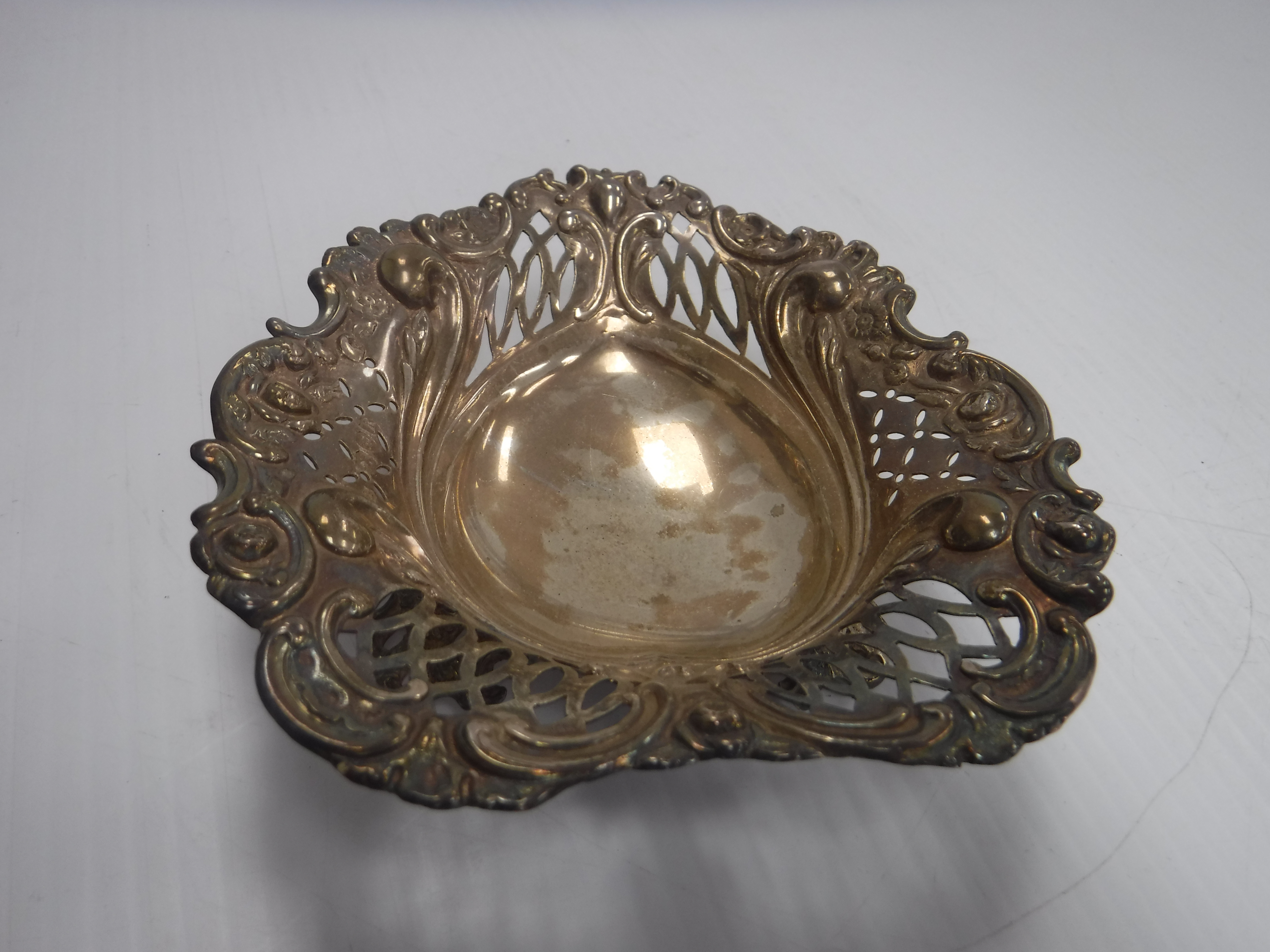 A Victorian silver bonbon dish of love heart form with pierced and embossed decoration, - Bild 2 aus 14