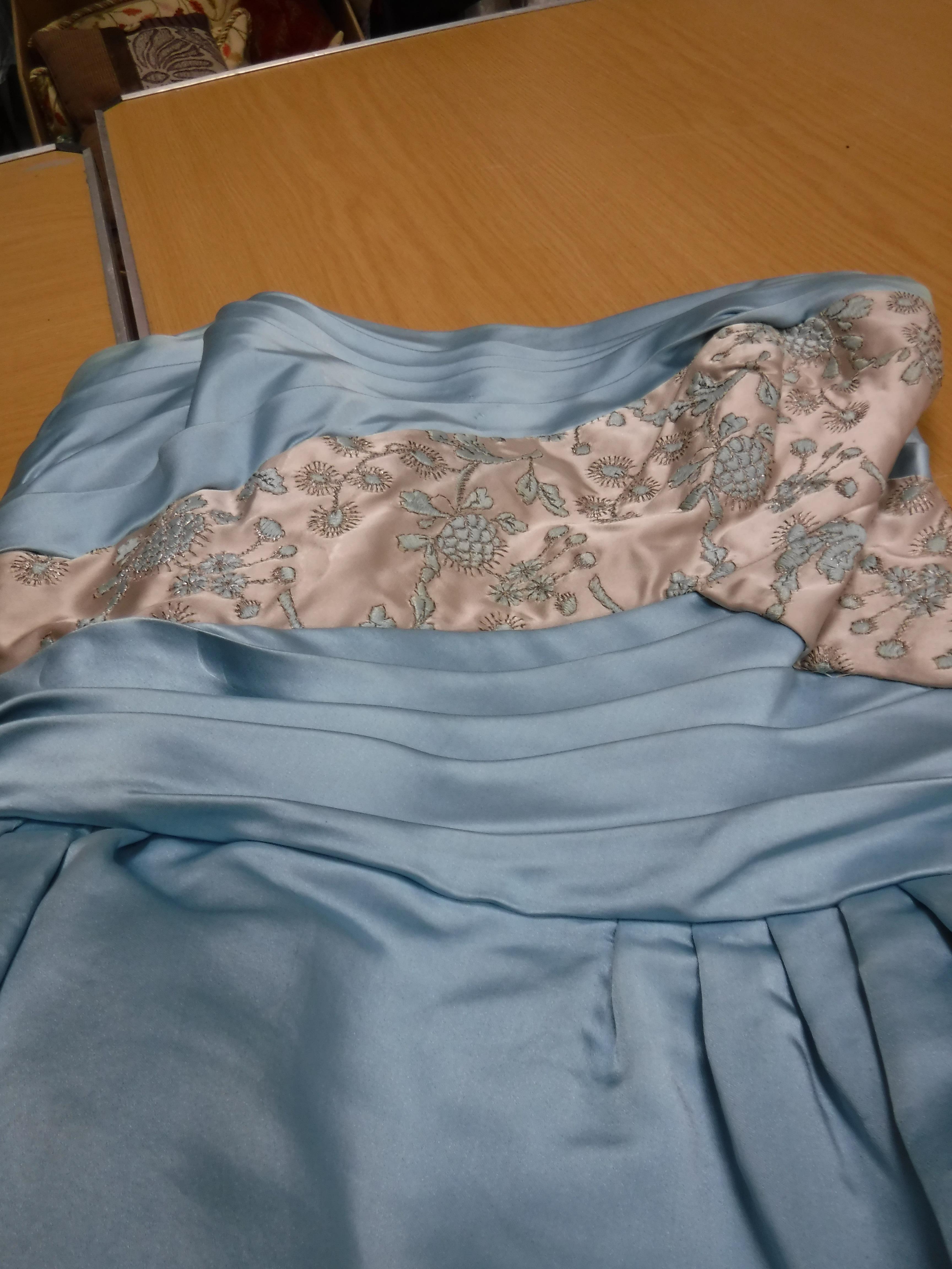 A devoré velvet jacket with blue ground and floral pattern, - Image 5 of 6