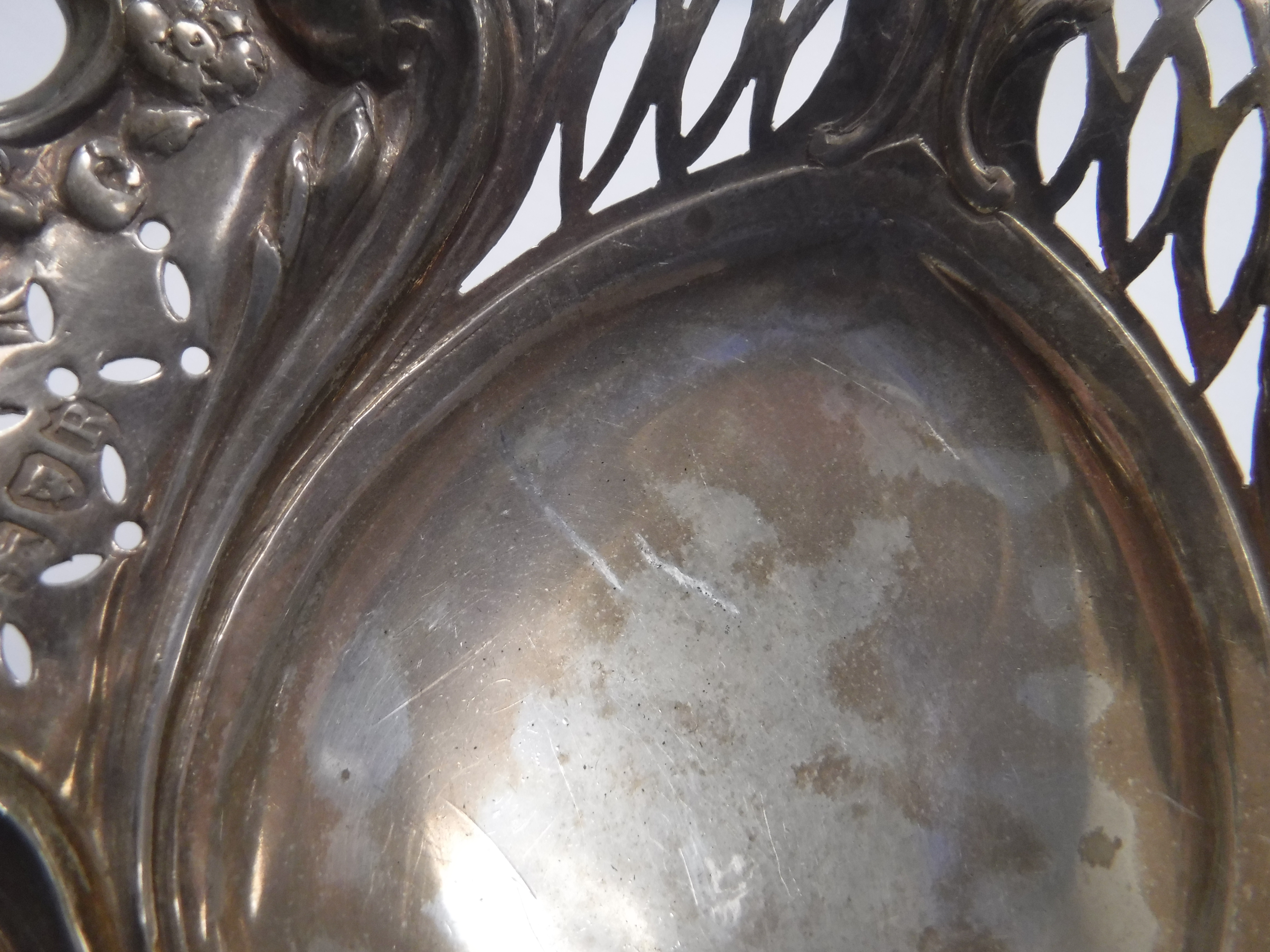 A Victorian silver bonbon dish of love heart form with pierced and embossed decoration, - Bild 14 aus 14
