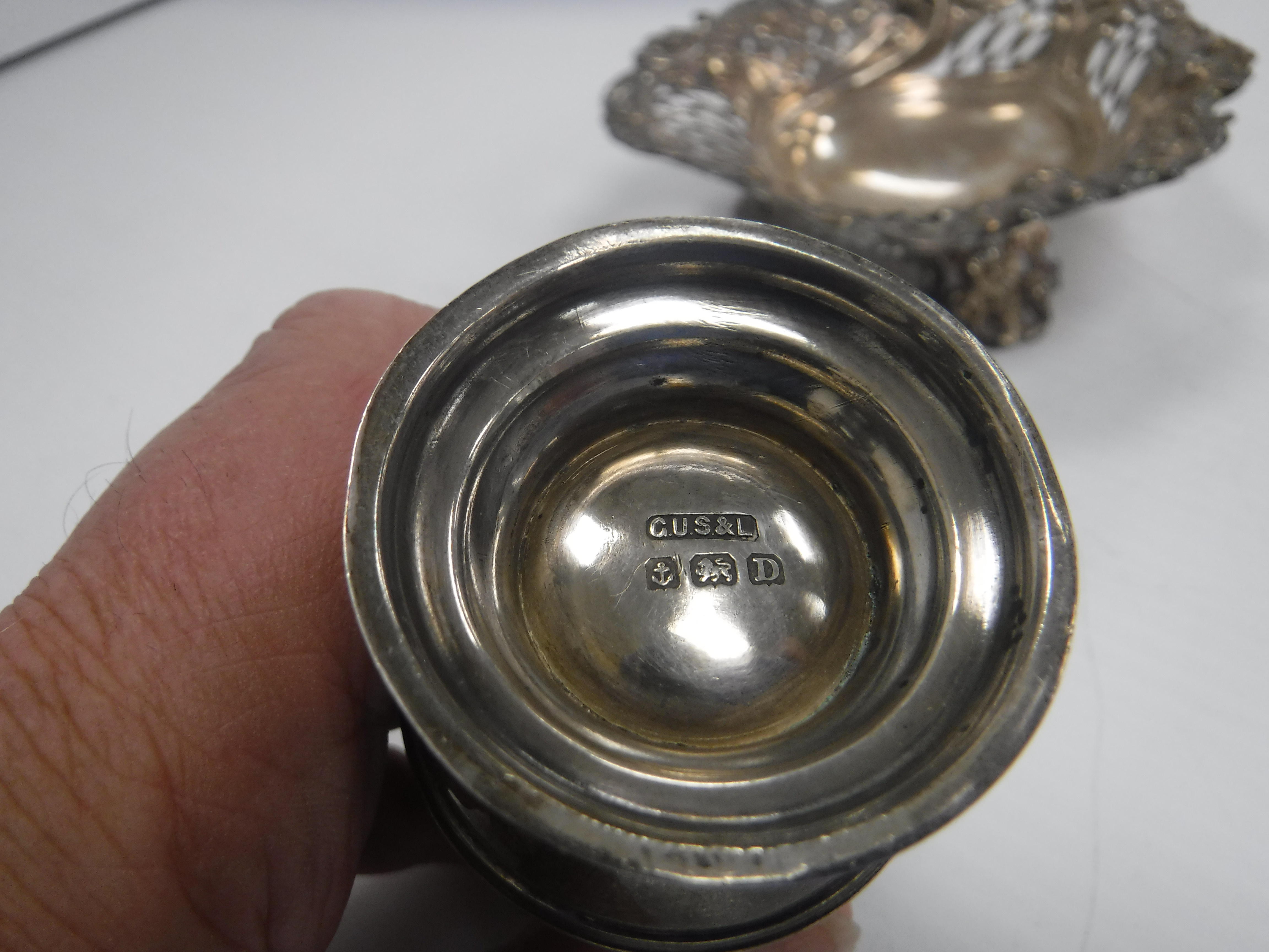 A Victorian silver bonbon dish of love heart form with pierced and embossed decoration, - Bild 9 aus 14