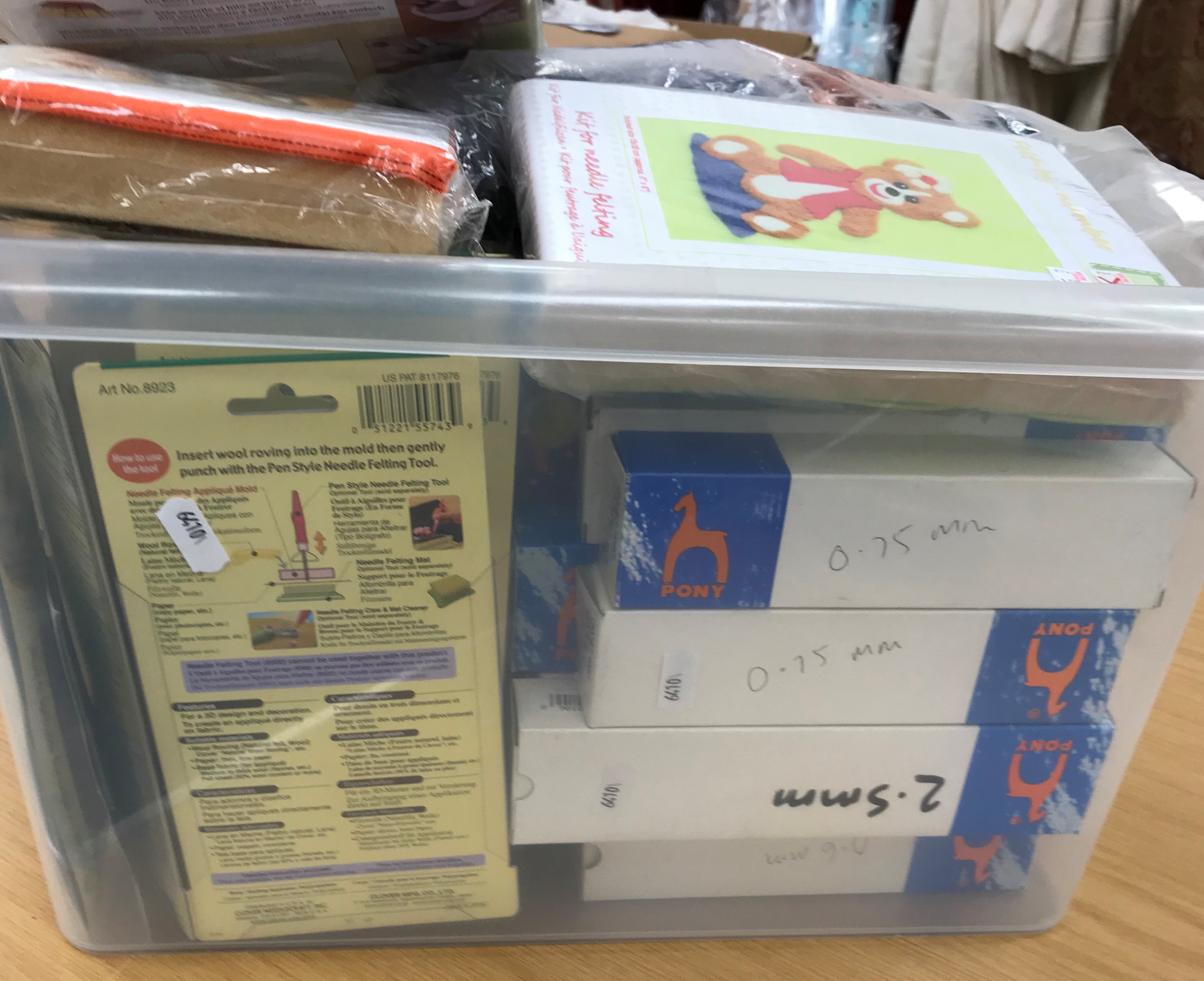 A box containing unused materials for various yarn work to include a quantity of crochet hooks (50 - Bild 4 aus 7