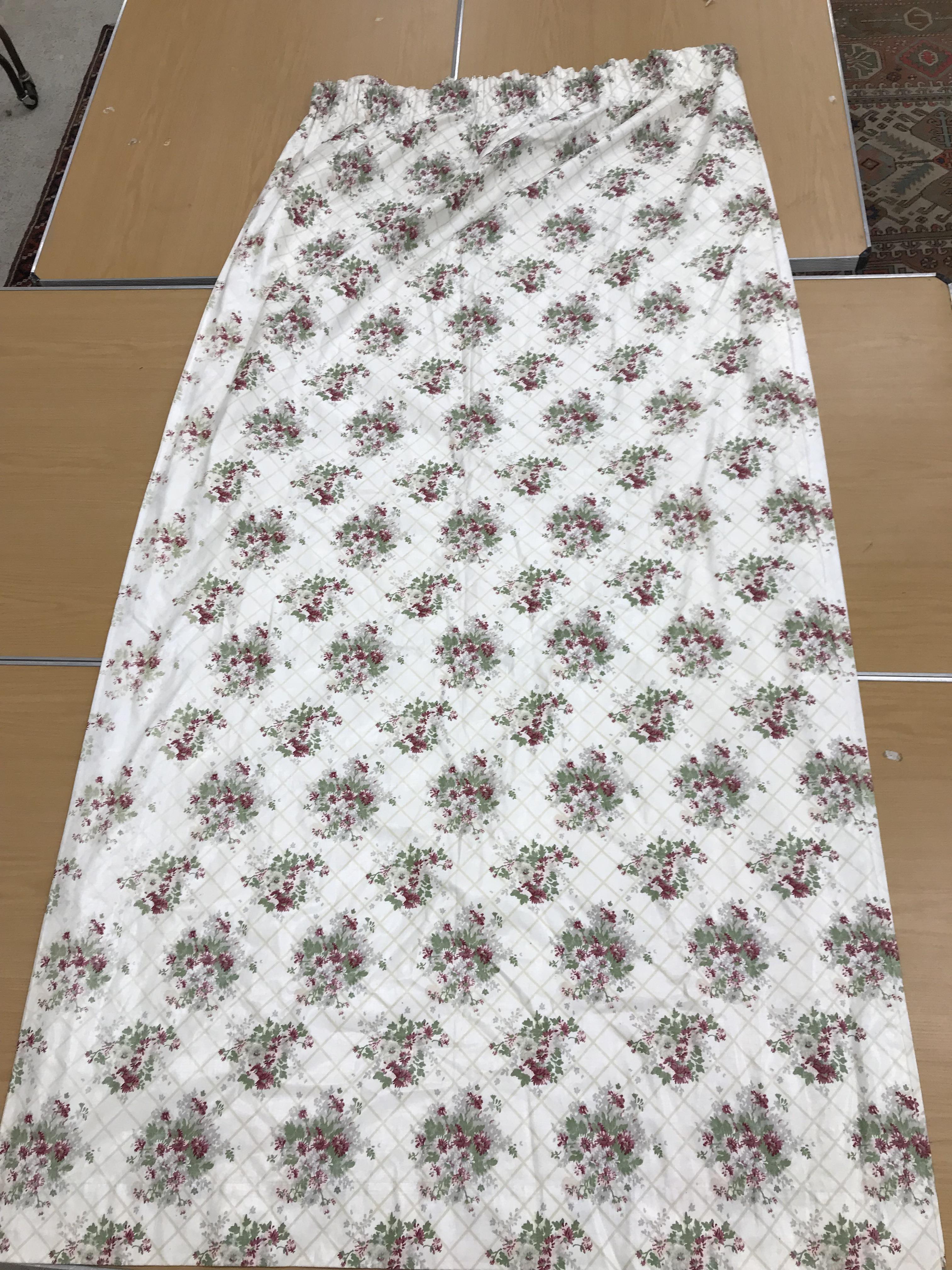 Two pairs of cotton satin curtains with green and pink floral design on a brown ground, lined, - Bild 25 aus 33