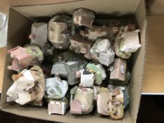 A collection of Lilliput Lane cottages to include Ostlers Keep,