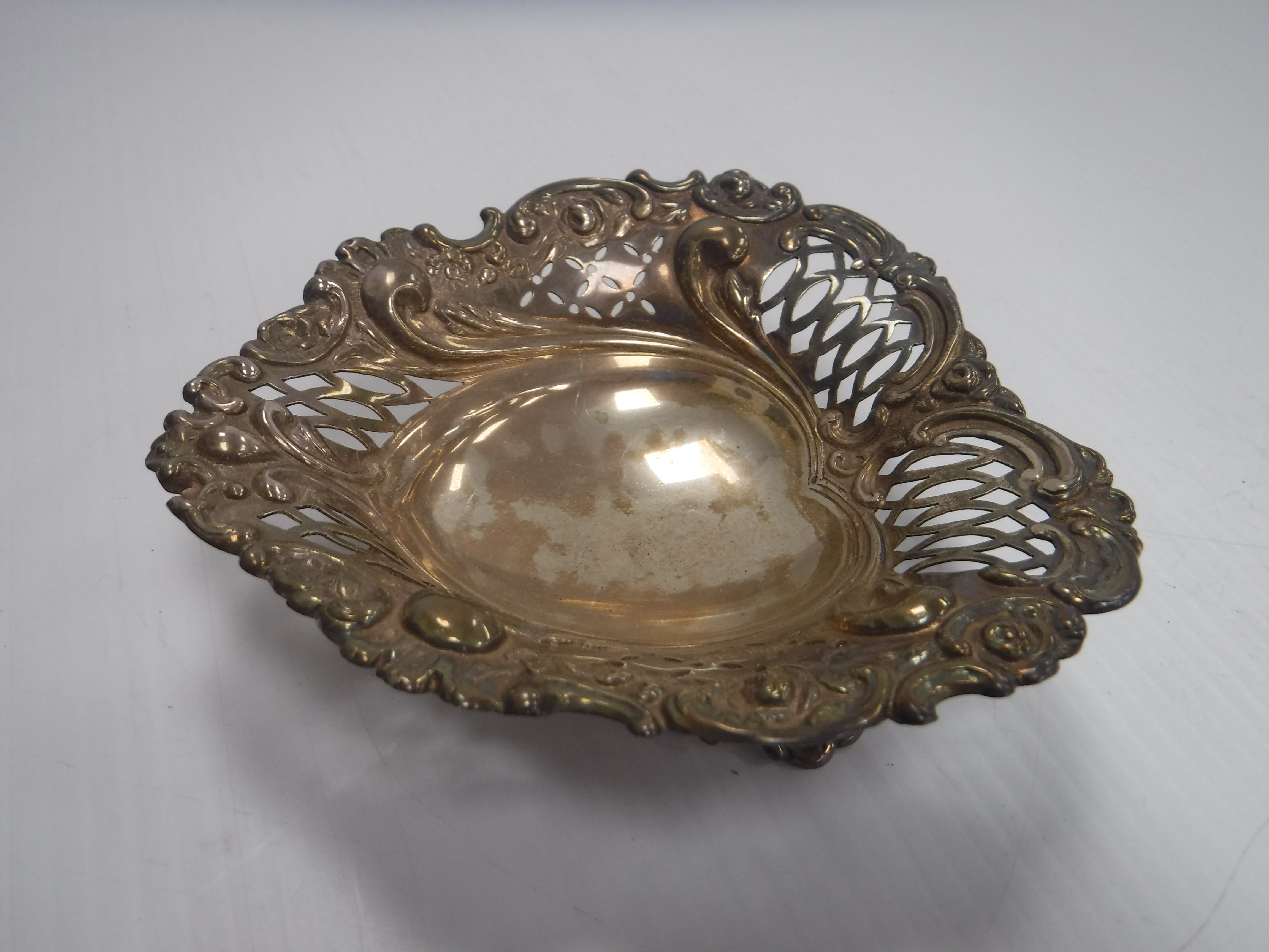 A Victorian silver bonbon dish of love heart form with pierced and embossed decoration, - Bild 3 aus 14