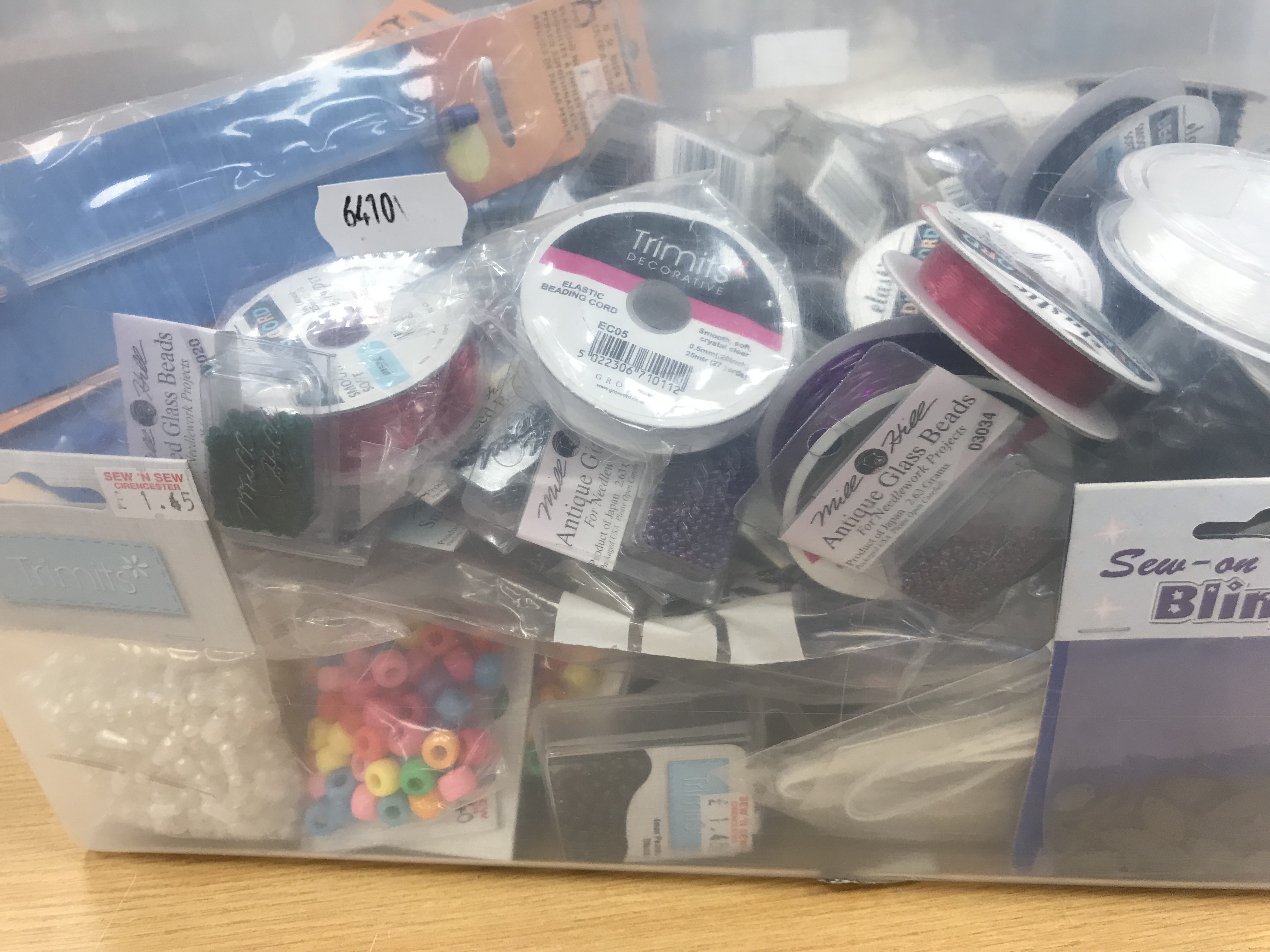 A box containing a large quantity of unused glass and other beads, beading needles, - Bild 3 aus 5