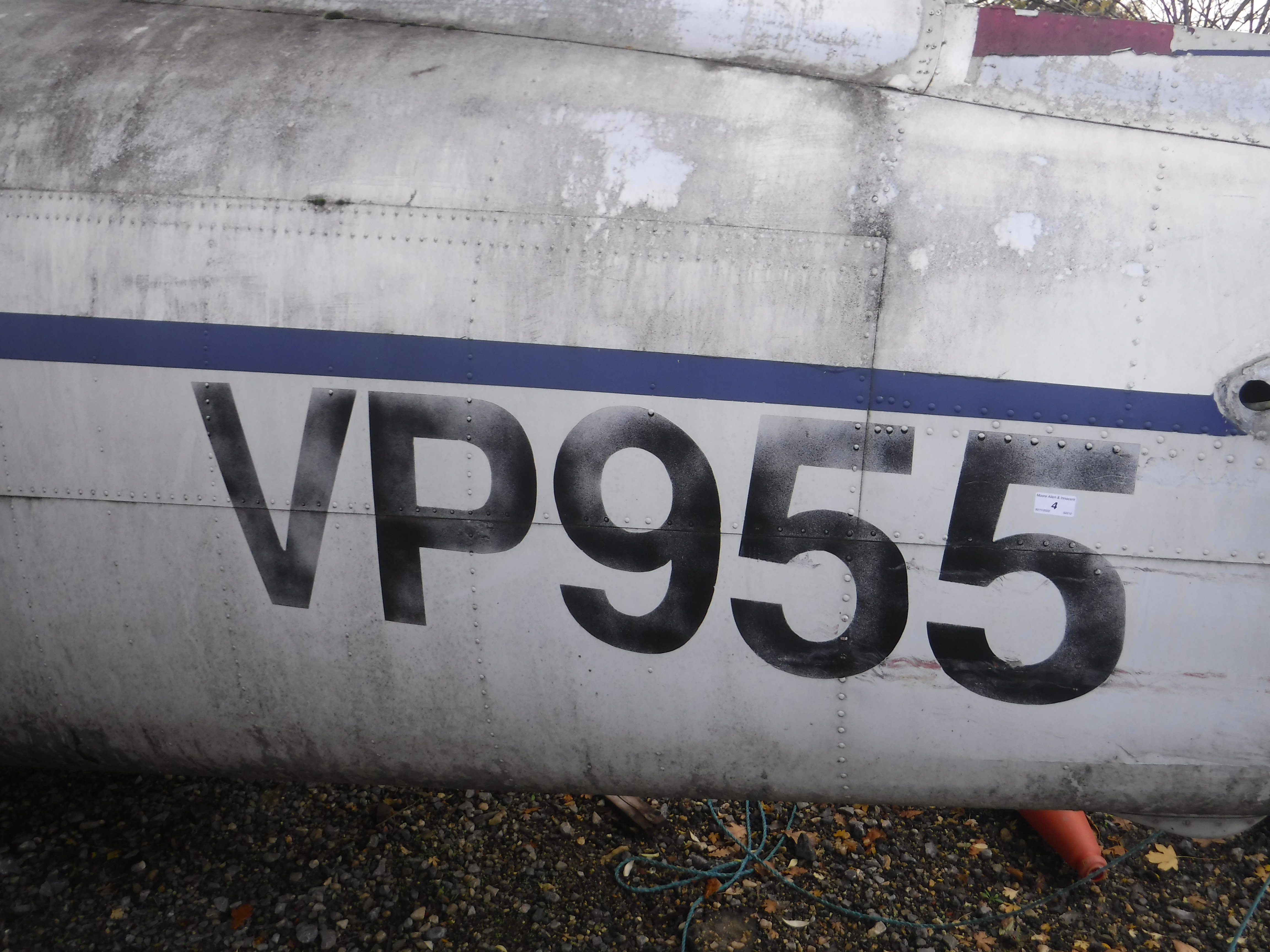 A De Havilland Dove aircraft fuselage "VP955" (believed to have been used for transporting various - Bild 2 aus 21