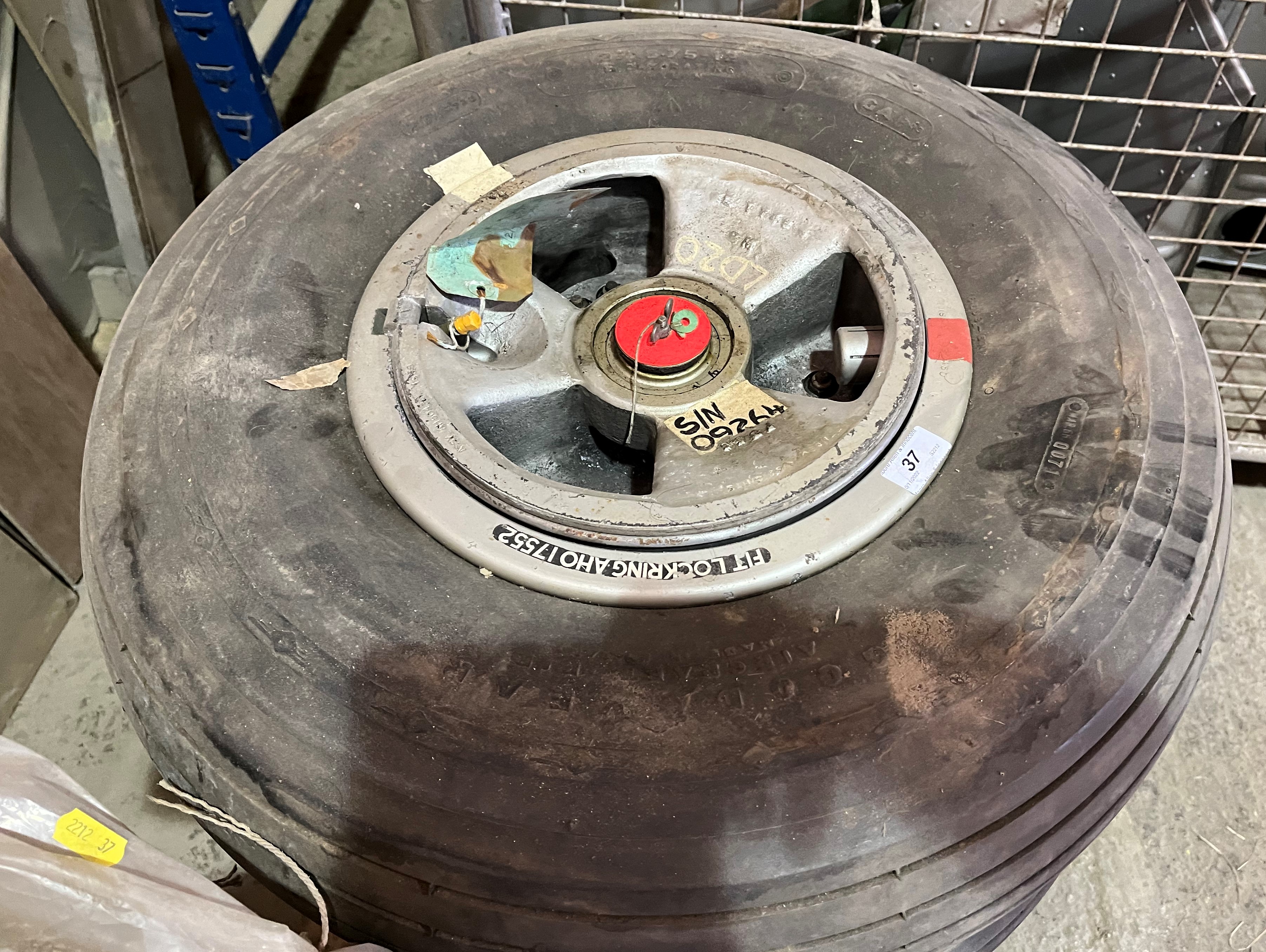 A pneumatic main wheel assembly, hub diameter 34 cm, overall diameter 64 cm, - Bild 2 aus 2