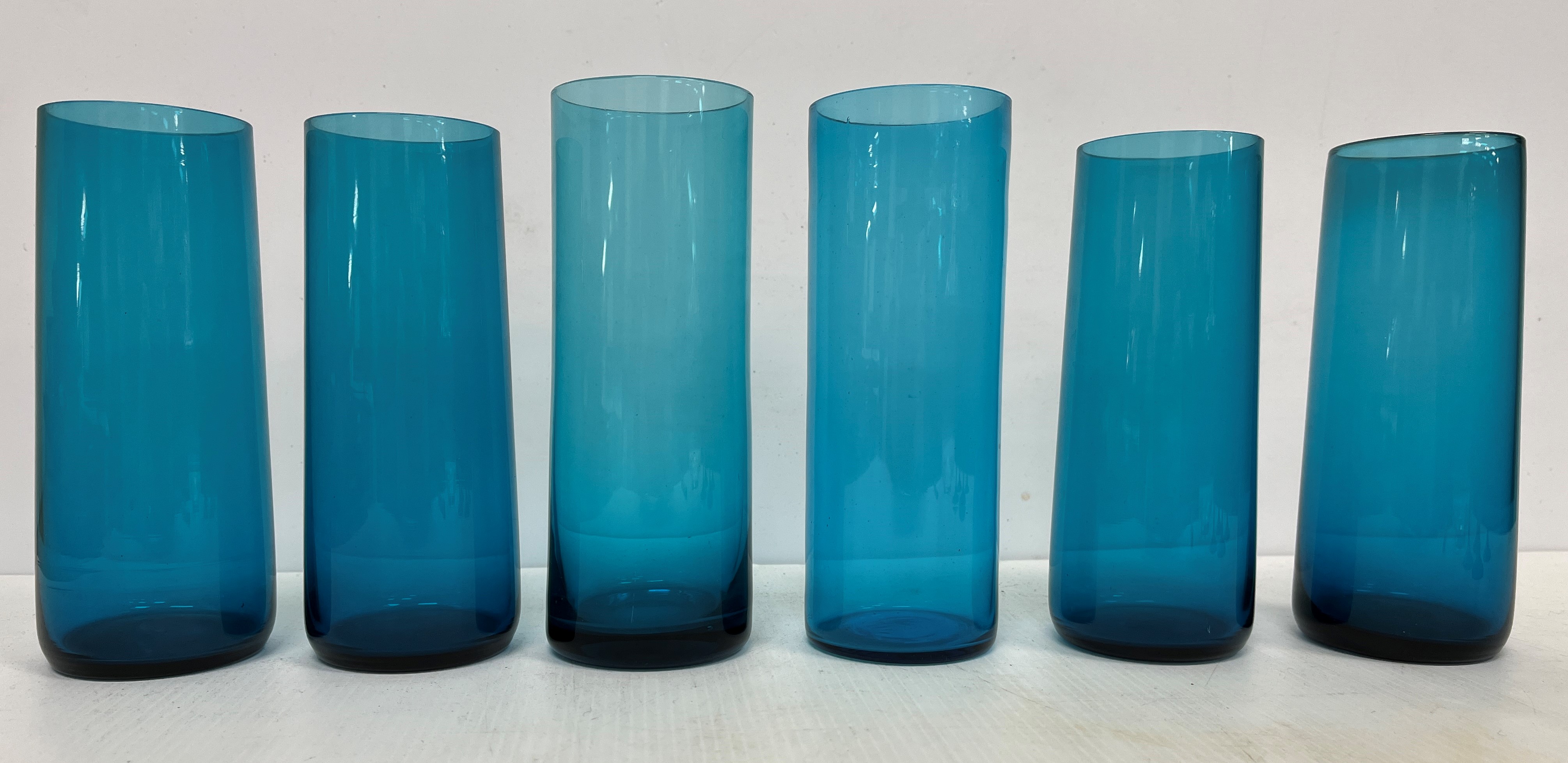 A box of various glassware and pottery to include turquoise glass highballs x 6, - Image 3 of 23