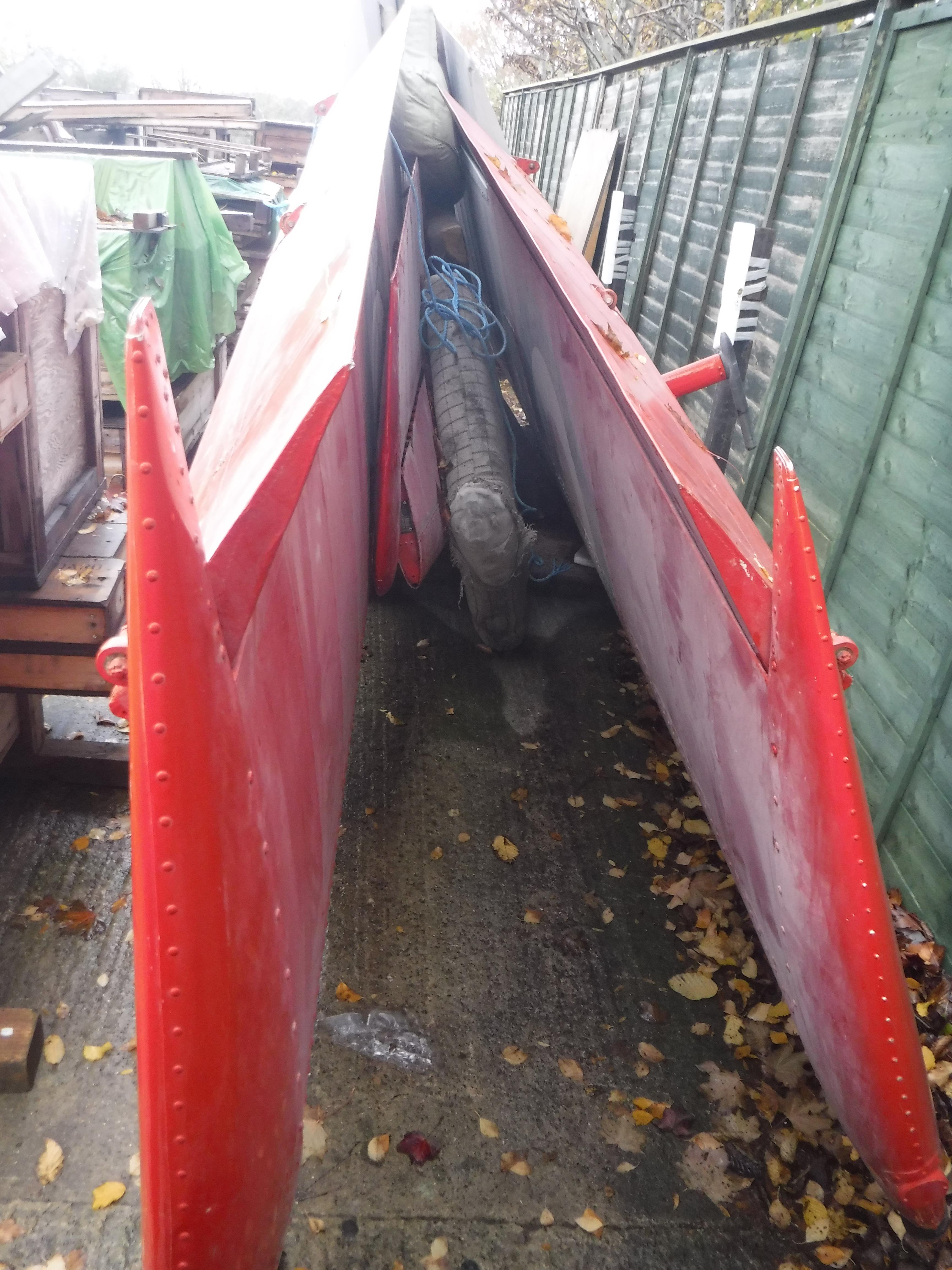 A pair of Chipmunk aircraft wings and tail fin in red, - Bild 3 aus 8