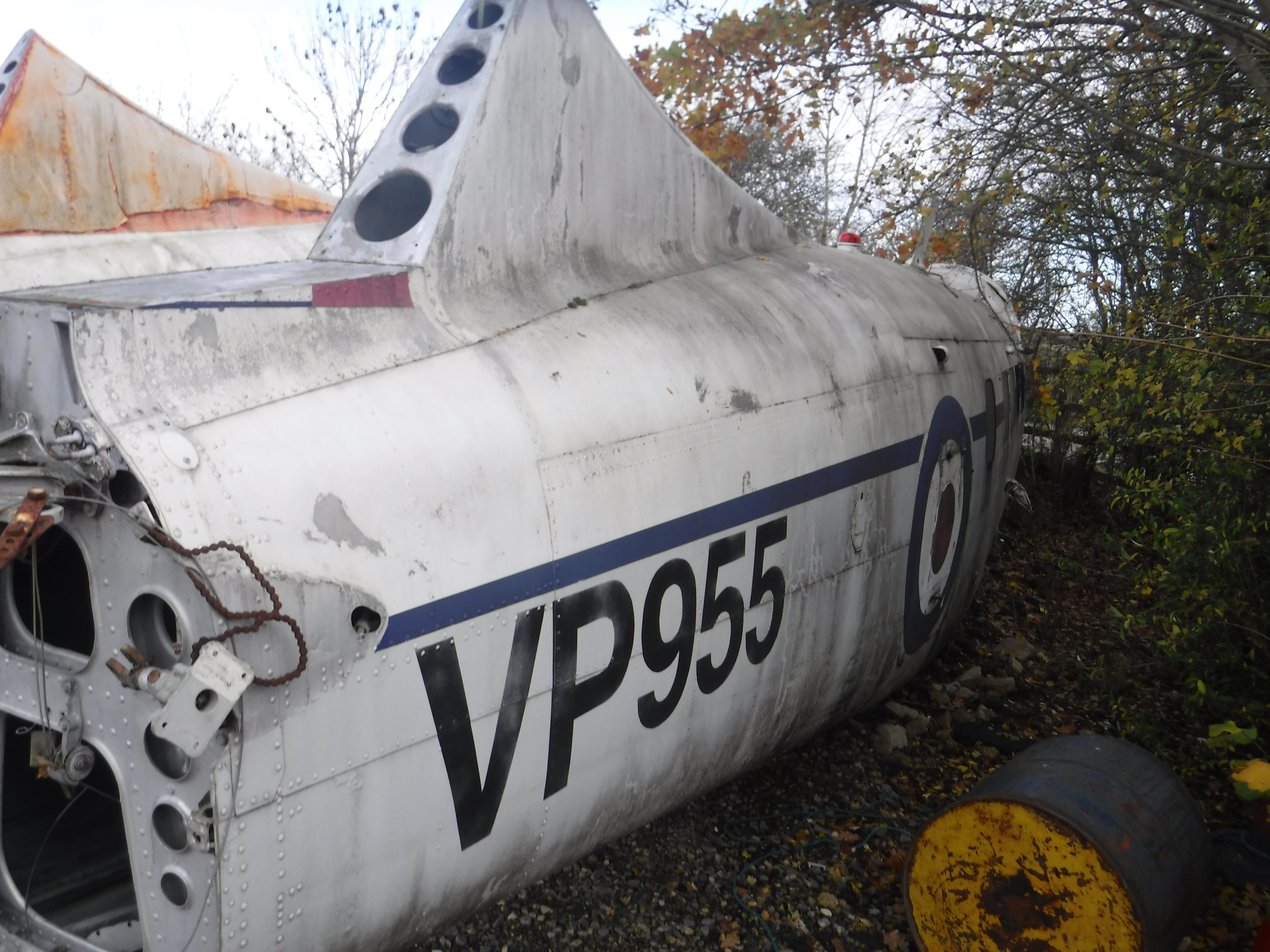 A De Havilland Dove aircraft fuselage "VP955" (believed to have been used for transporting various - Bild 3 aus 21