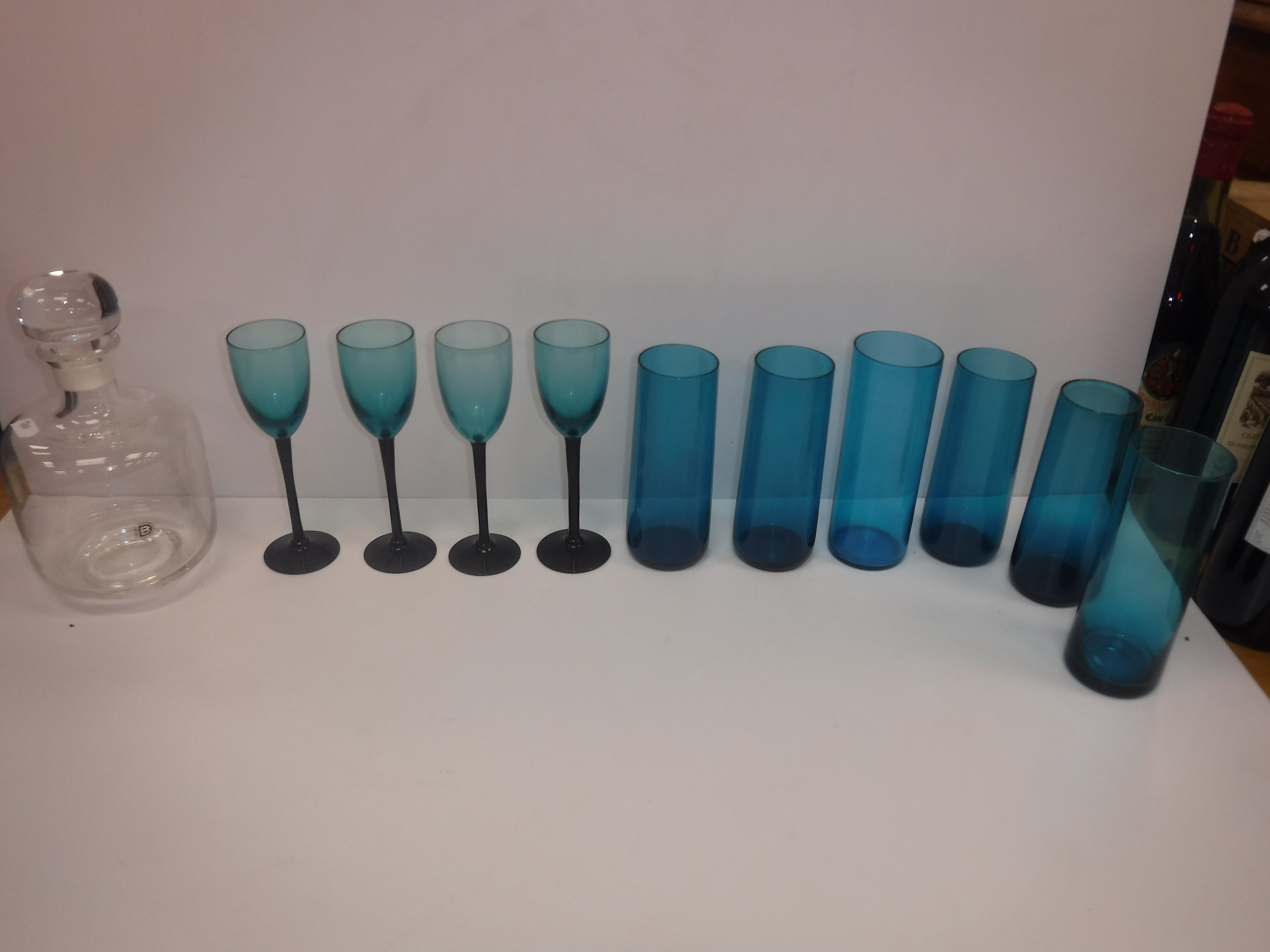 A box of various glassware and pottery to include turquoise glass highballs x 6, - Image 22 of 23