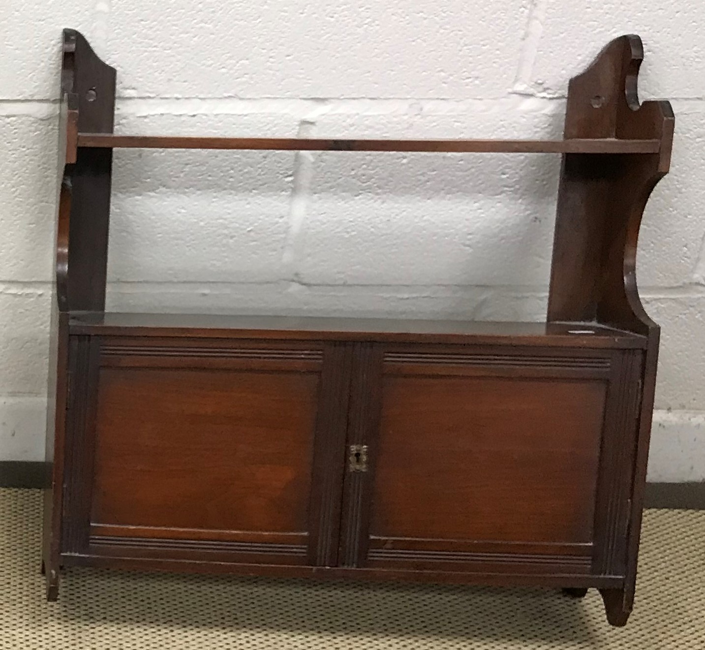 An Edwardian mahogany fire guard, with three glass panels, the centre panel sliding up,