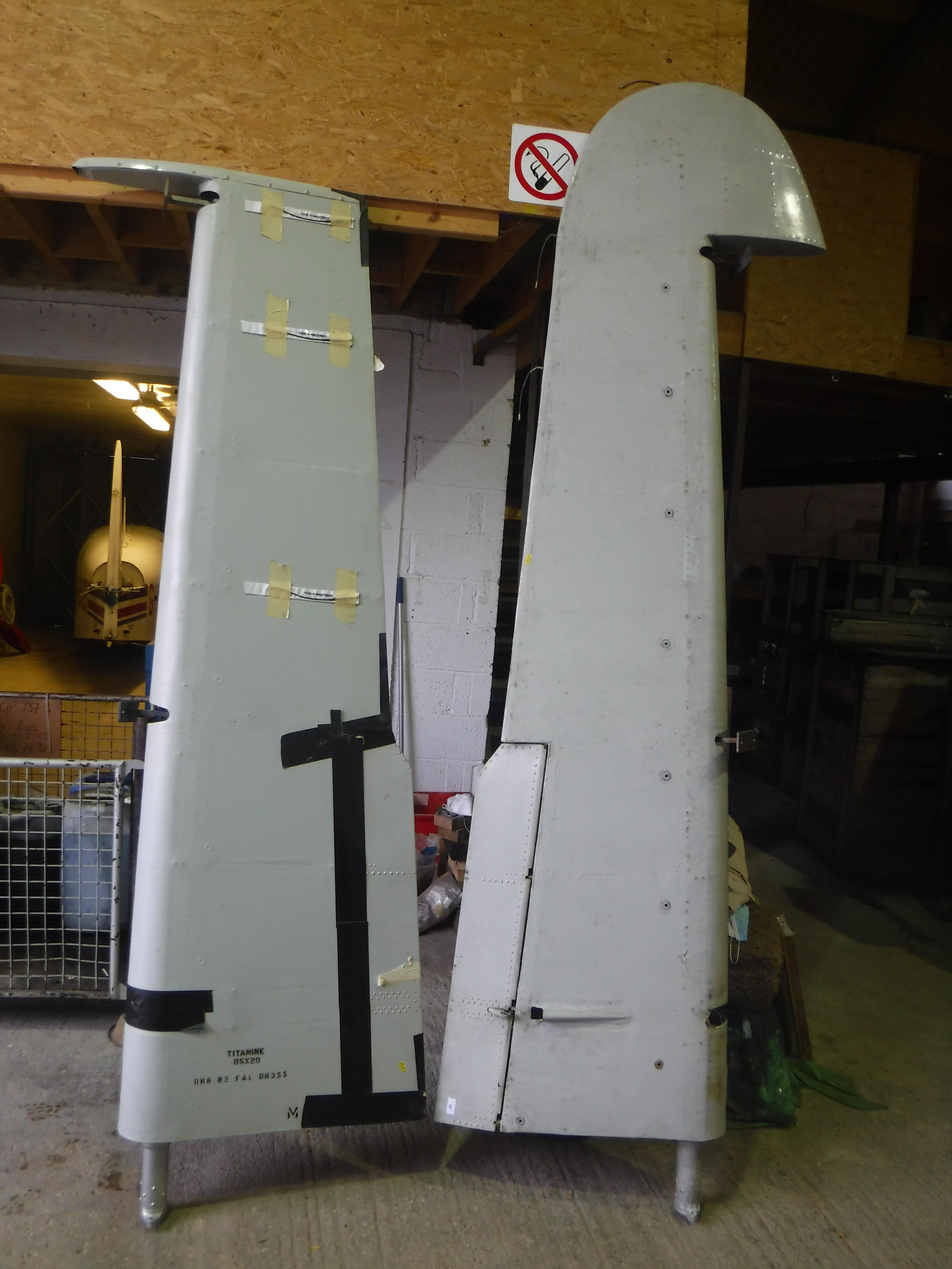 Two aeroplane tail elevator sections (probably Devon), grey painted, 245 cm long, - Bild 2 aus 2
