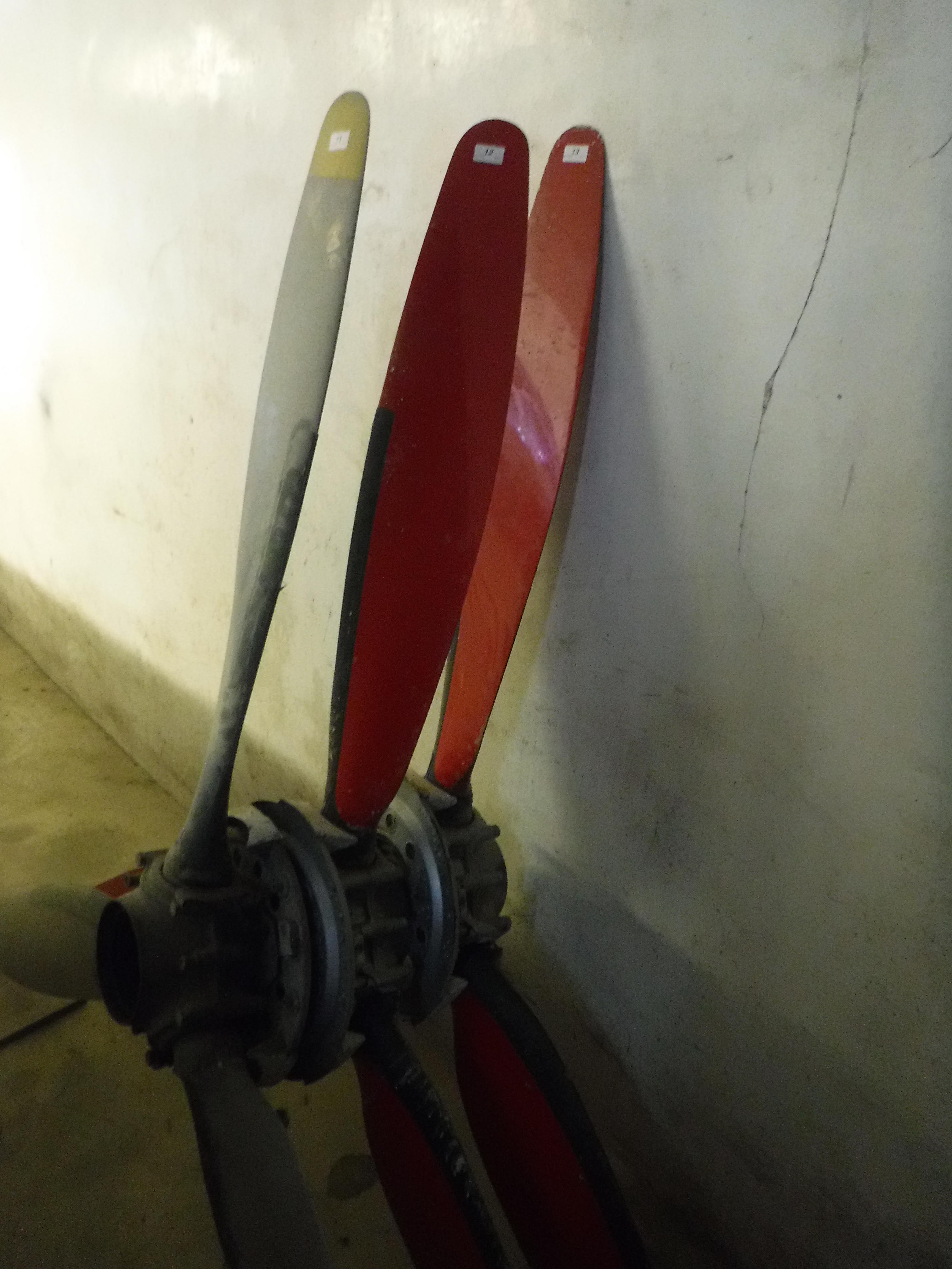 A CFS Aero Products 3 blade red painted propellor, Serial No. A11795, blade No. 2, blade Serial No. - Bild 3 aus 3