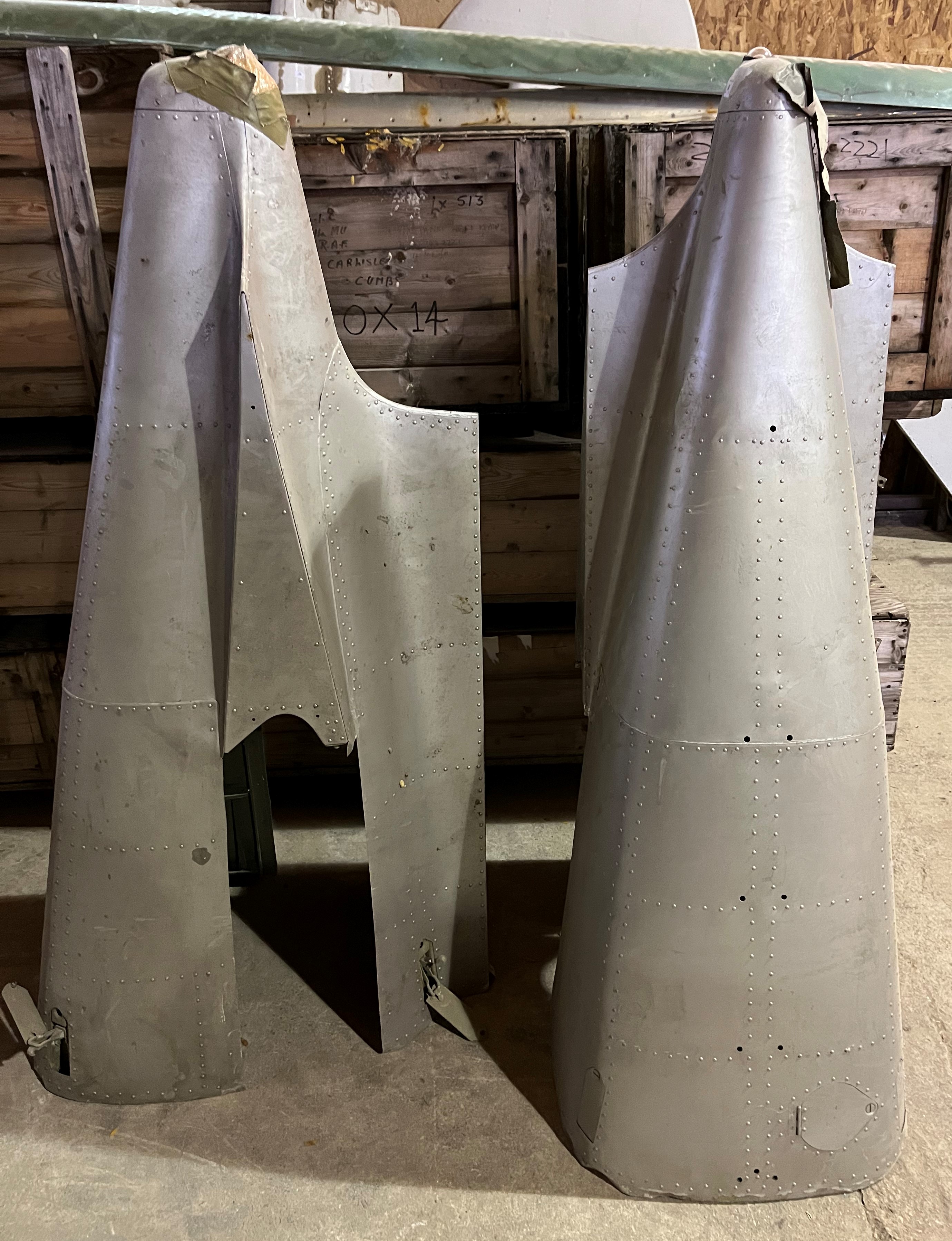 An aluminium tail horn section (believed to be De Havilland), 156 cm high, - Bild 2 aus 2