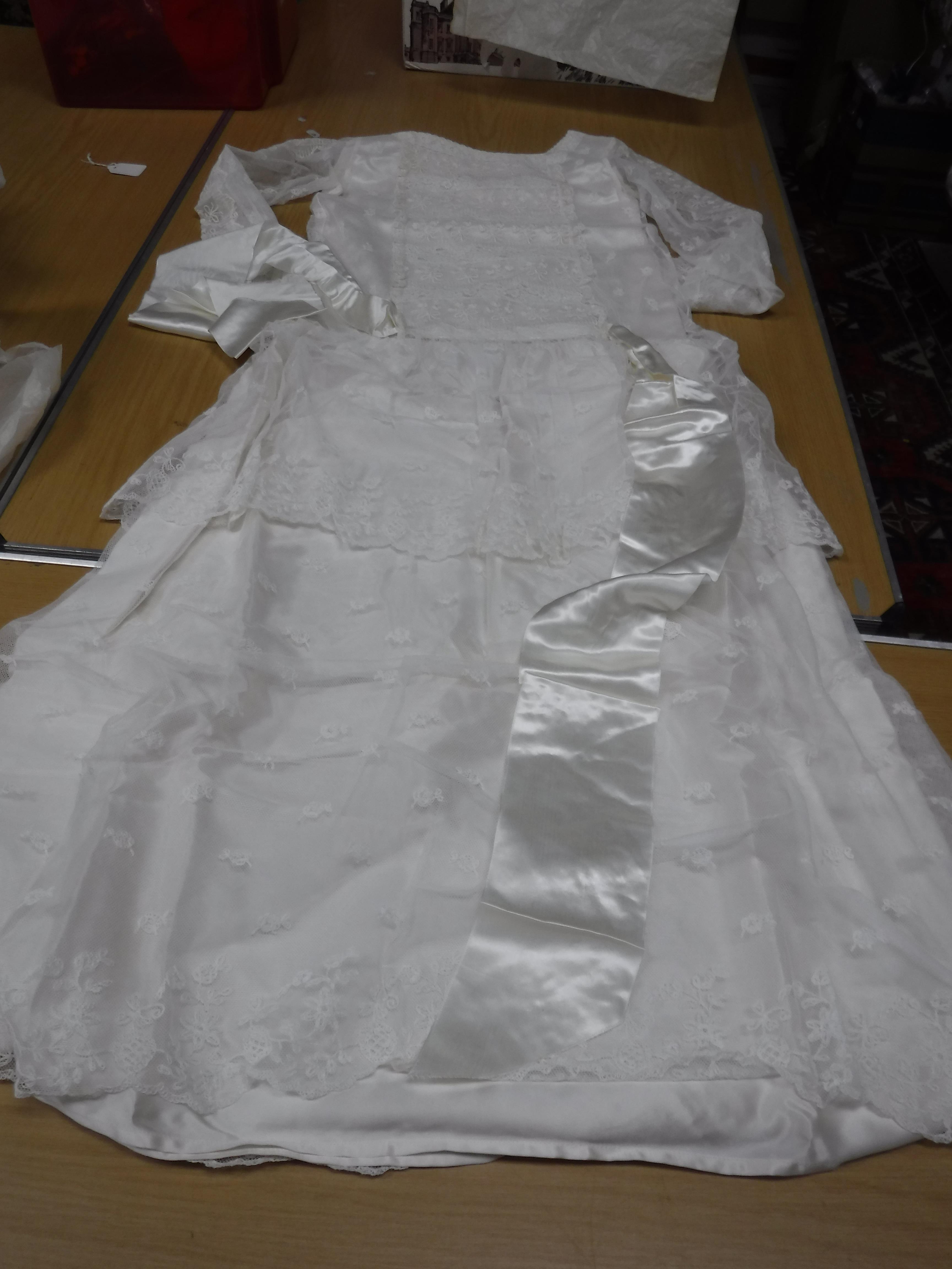 A Lyn Lundie lace work decorated wedding dress in the 1920s style, - Image 6 of 7