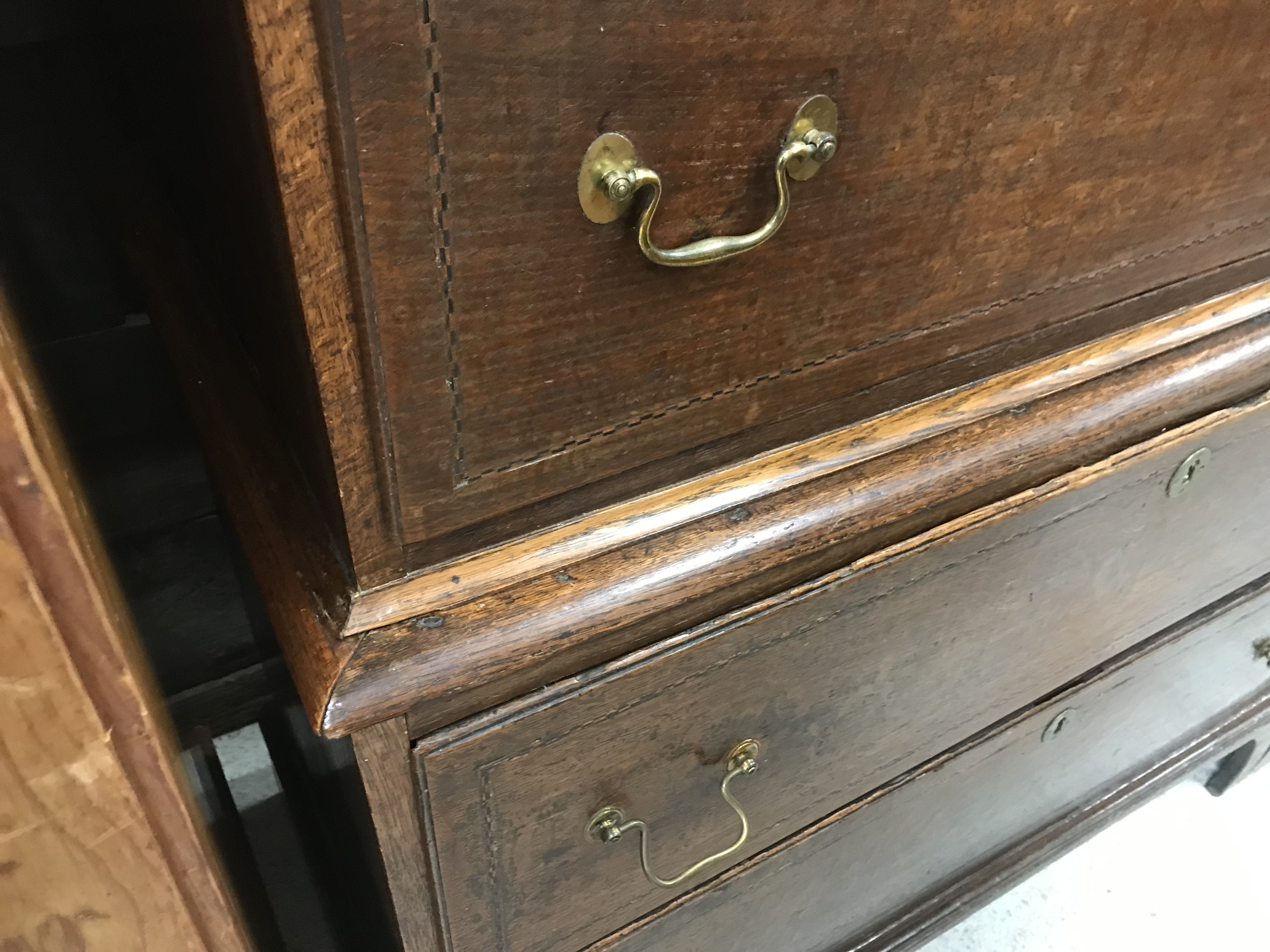 An early 19th Century oak chest on chest - Image 36 of 53